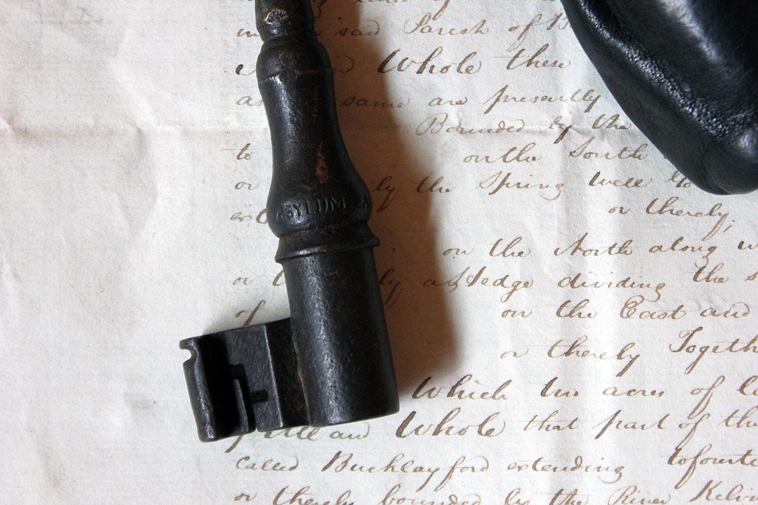Rare Victorian Lunatic Asylum Key & Weighted Pouch circa 1880 ‘Asylum Cage Only’ (19. Jahrhundert)