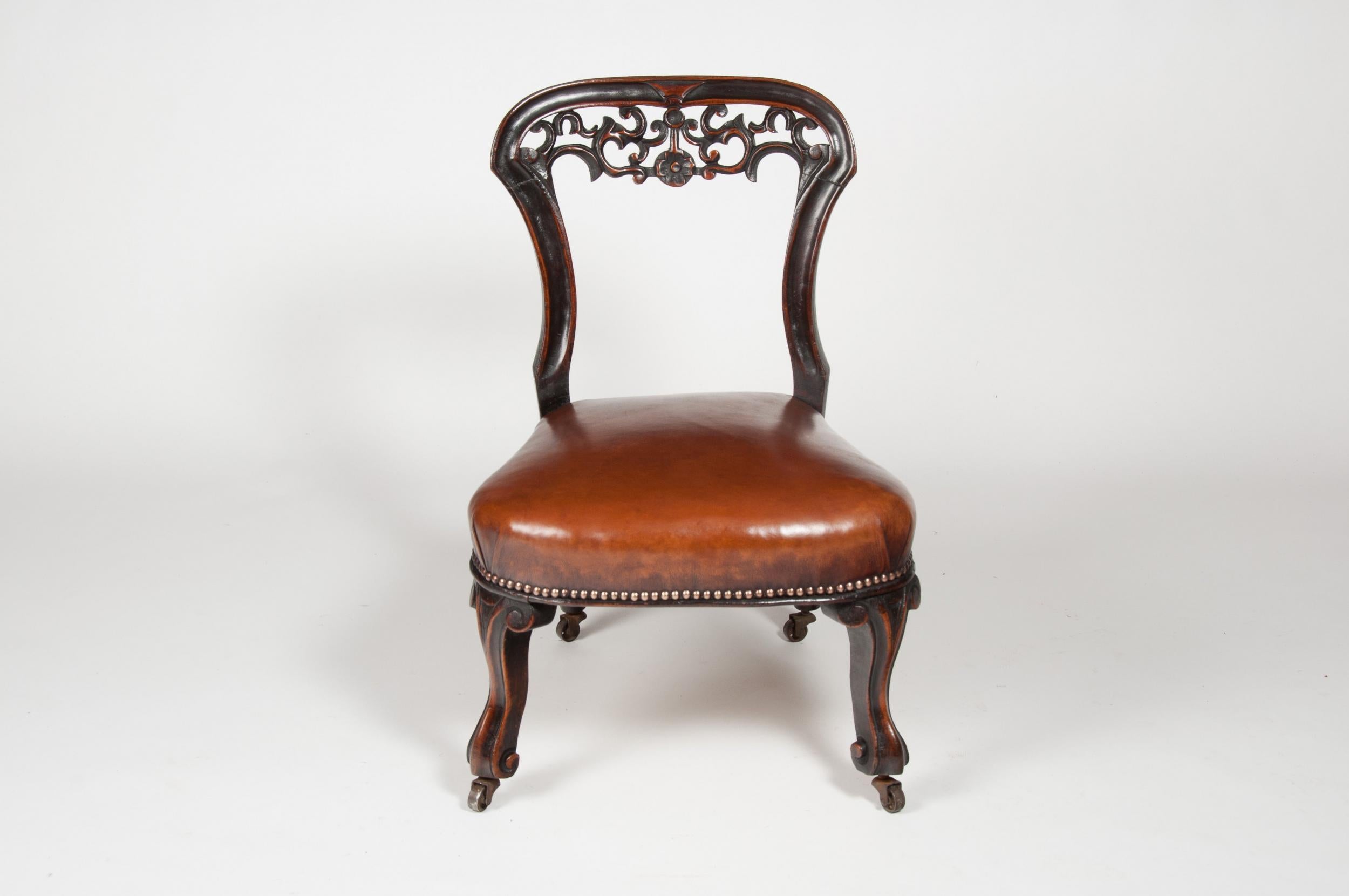 Victorien Rare chaise d’enfant victorienne en acajou et cuir rembourrée en vente
