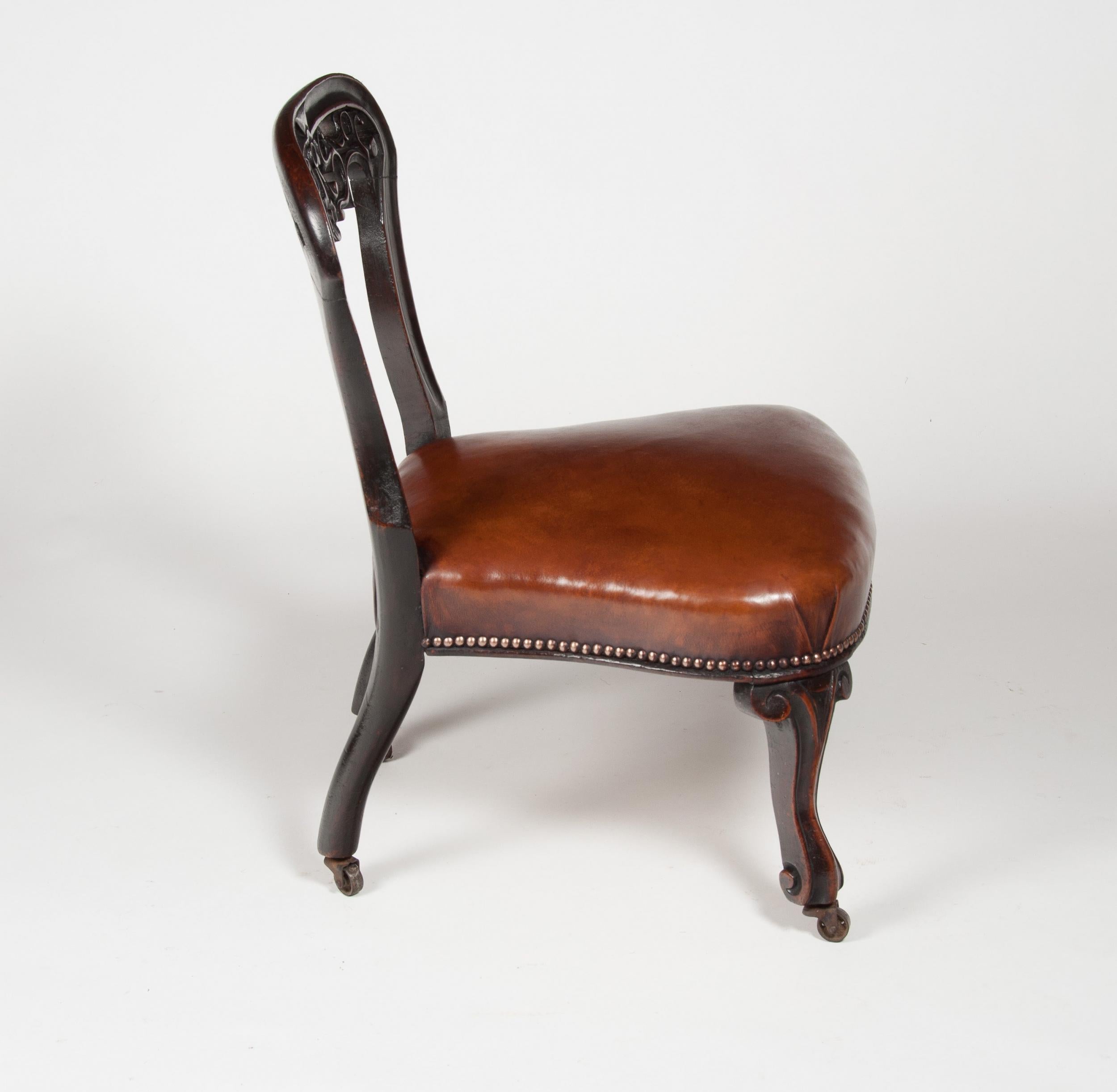 XIXe siècle Rare chaise d’enfant victorienne en acajou et cuir rembourrée en vente