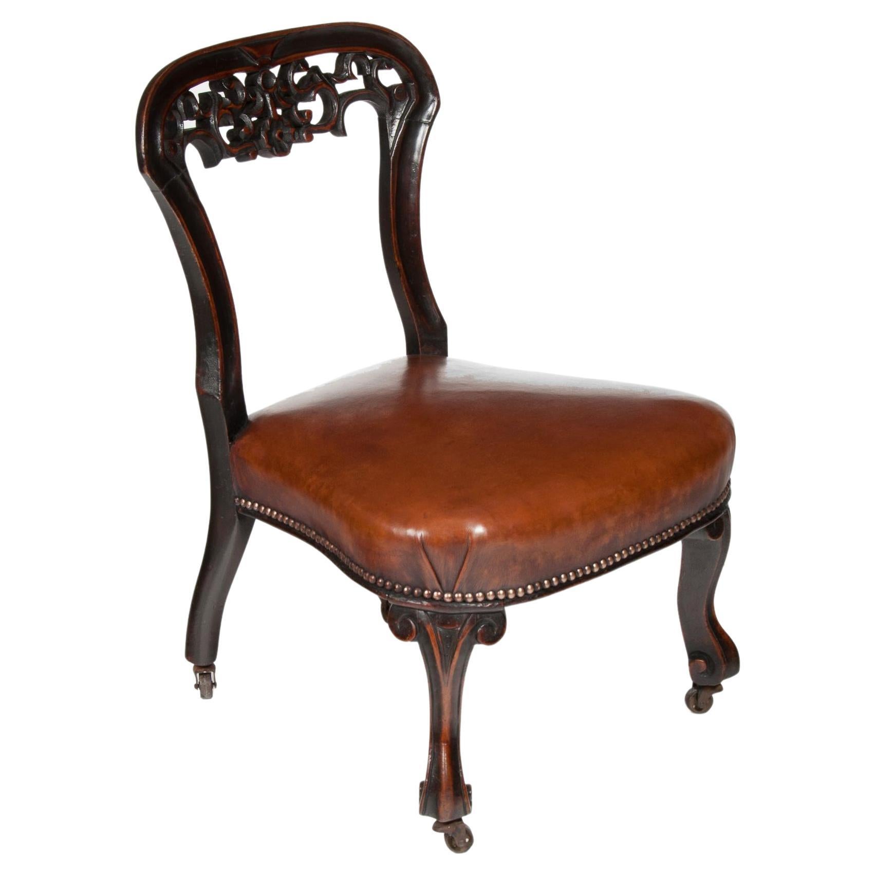 Rare chaise d’enfant victorienne en acajou et cuir rembourrée en vente