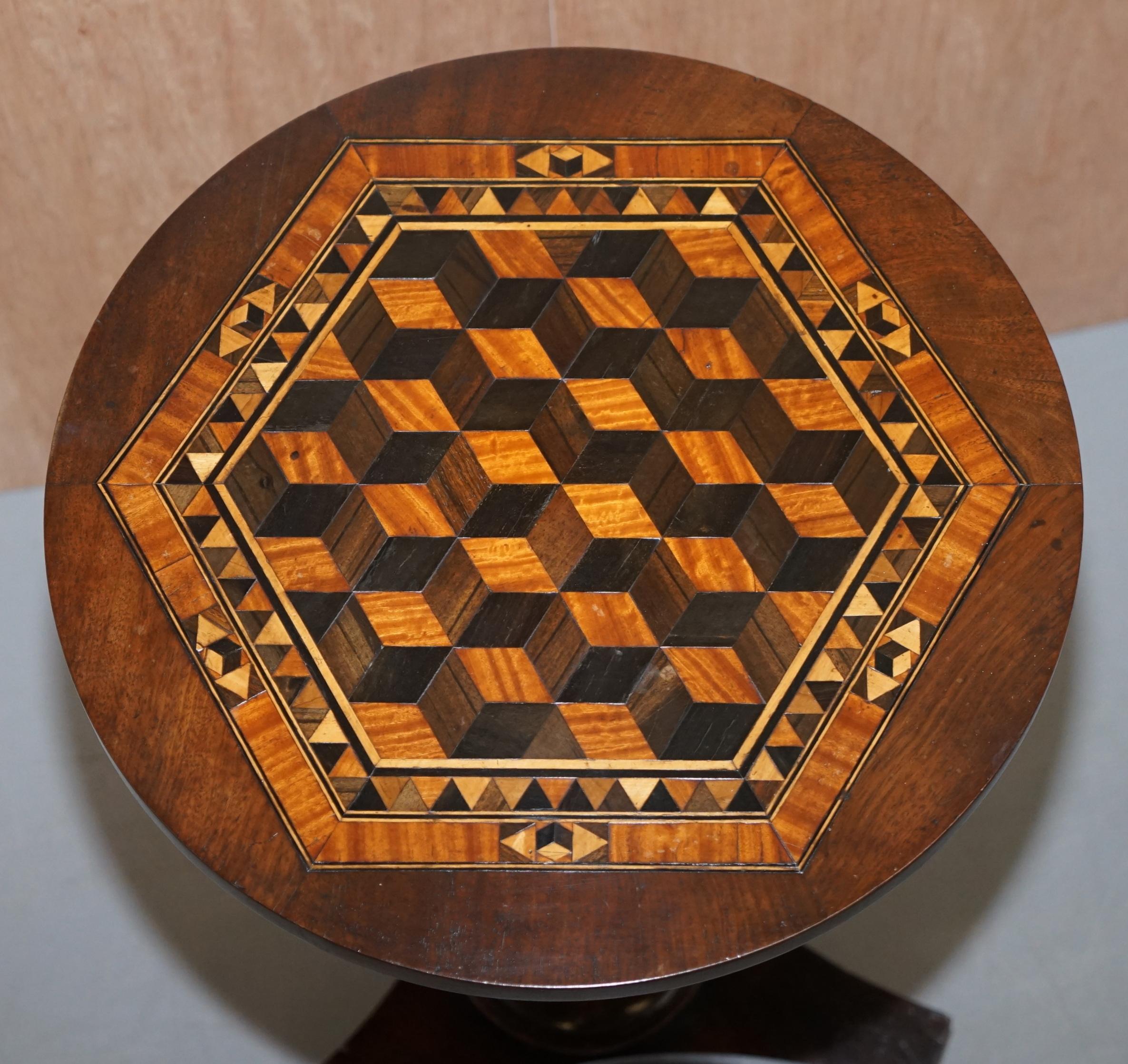 Début de l'époque victorienne Rare table d'appoint victorienne en bois dur, plateau en parqueterie géométrique incrustée en vente