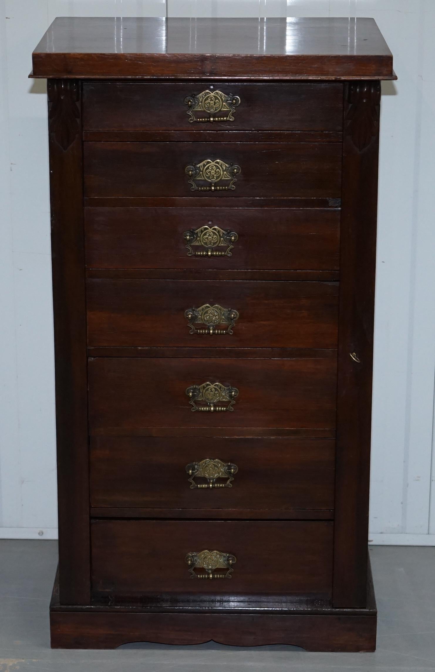 We are delighted to offer for sale this original Victorian mahogany Wellington chest of drawers with period key

A good looking and well-made piece in light mahogany, the handles are all original and look like Maple & Co but its not stamped, the