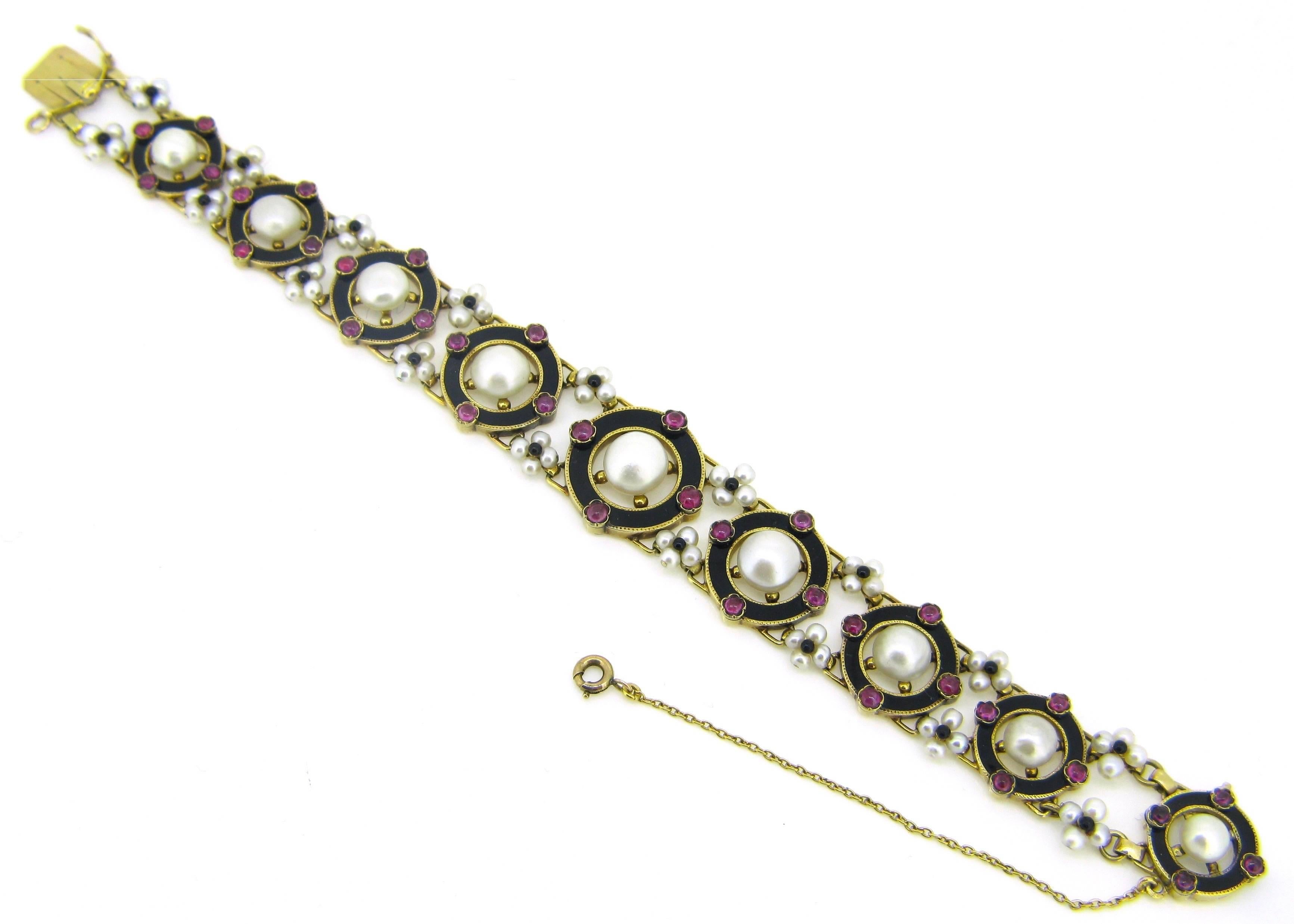 This fabulous bracelet is a real testimony of Victorian period. There are 9 circles, centered with naturals pearls, surrounded with black enamel and with 4 cabochon cut rubies on the cardinal points for a total of 36 rubies. They are interspersed