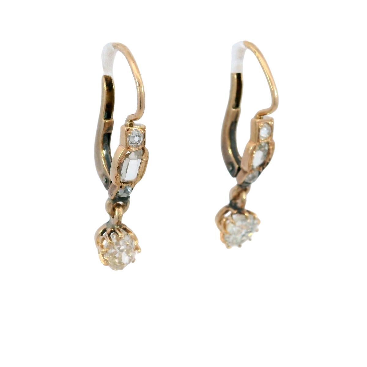 Seltene viktorianische alte Minen-Diamant-Tropfen-Ohrringe mit Hebelverschluss aus 18K Roségold

Diese antiken Diamant-Tropfenohrringe sind eine zarte Mischung aus zeitloser Eleganz und Vintage-Handwerkskunst. Jeder Ohrring besteht aus einem