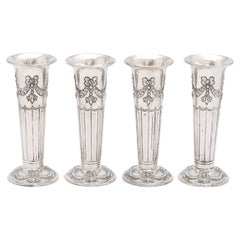 Rare ensemble de quatre vases à bourgeons assortis en argent sterling d'époque victorienne par Atkin