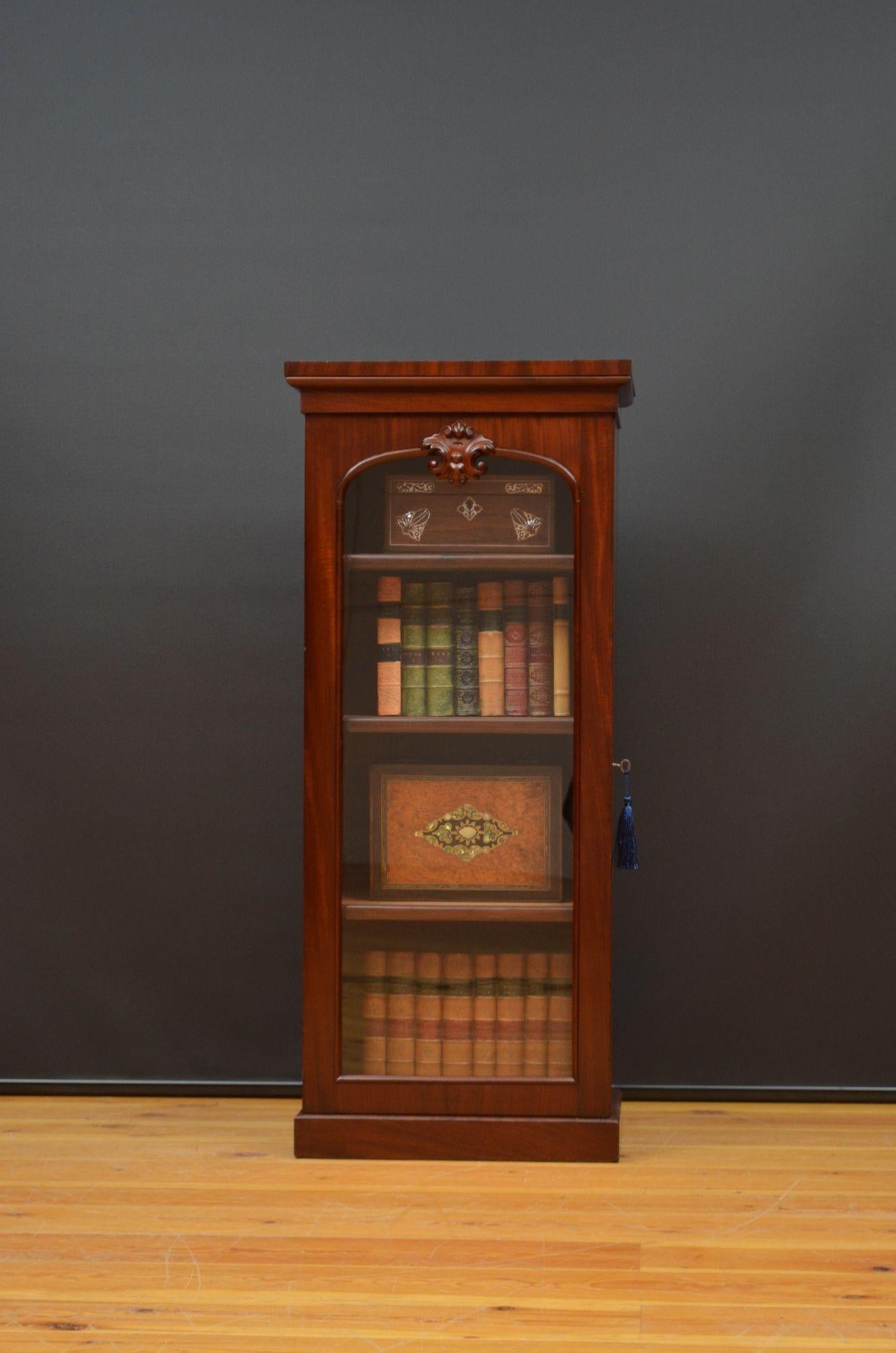 Sn5591 Rara libreria inglese vittoriana in mogano a un'anta, con piano in mogano figurato sopra un fregio poco profondo e un'anta a un'anta vetrata dotata di serratura originale funzionante e di una chiave e che racchiude tre ripiani regolabili in