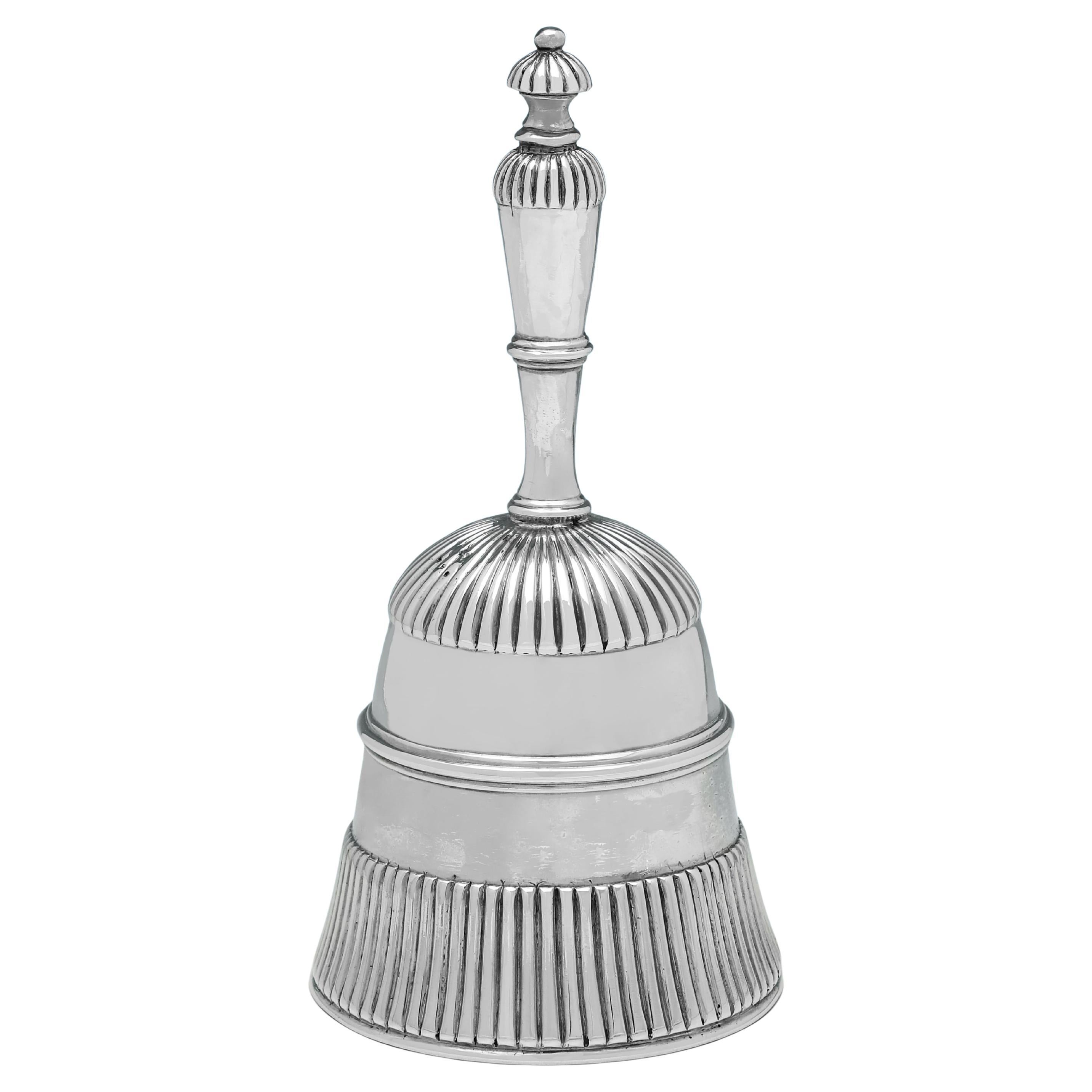 Rara campana victoriana de plata esterlina matasellada en Londres en 1891