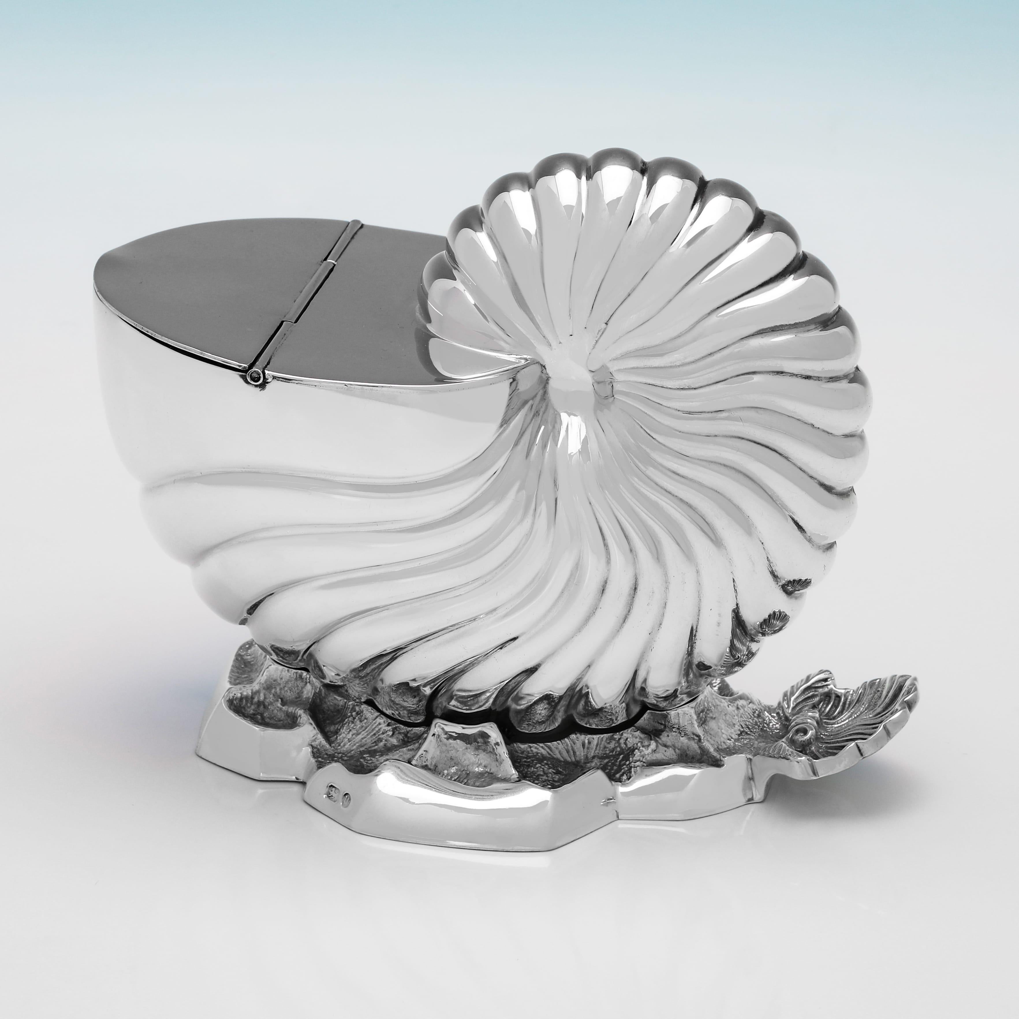 Dieser hübsche und seltene viktorianische Löffelwärmer aus antikem Sterlingsilber wurde 1894 in Birmingham von Elkington & Co. gestempelt und ist als Nautilus-Muschel auf einem felsigen Sockel modelliert. Der Löffelwärmer ist 13,5 cm (5,25