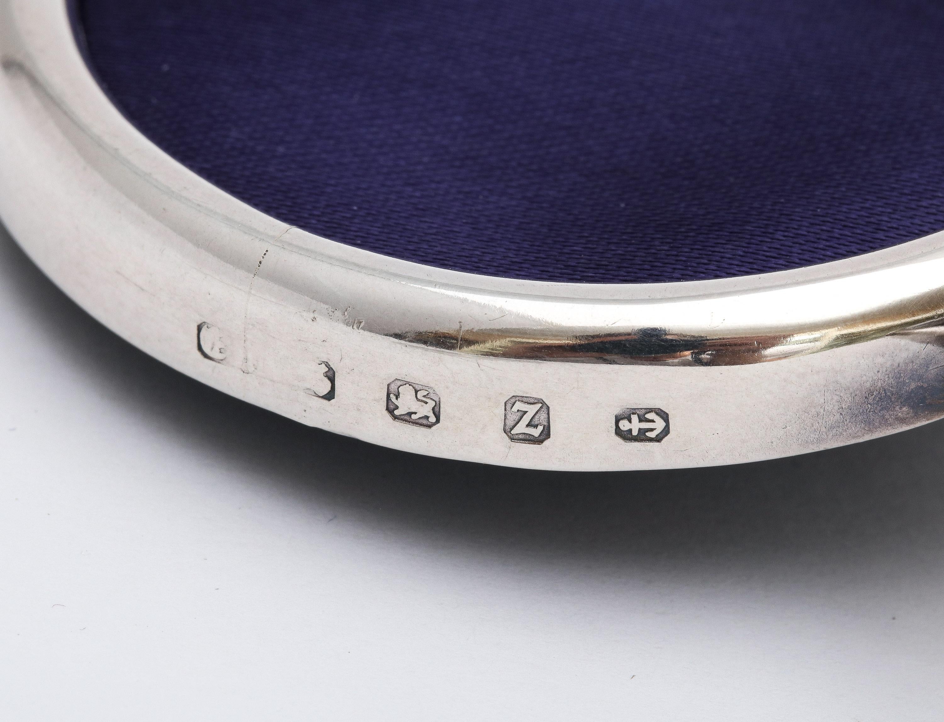 Seltene viktorianische Sterling Silber Scrolled Wire Triple Bilderrahmen im Angebot 5