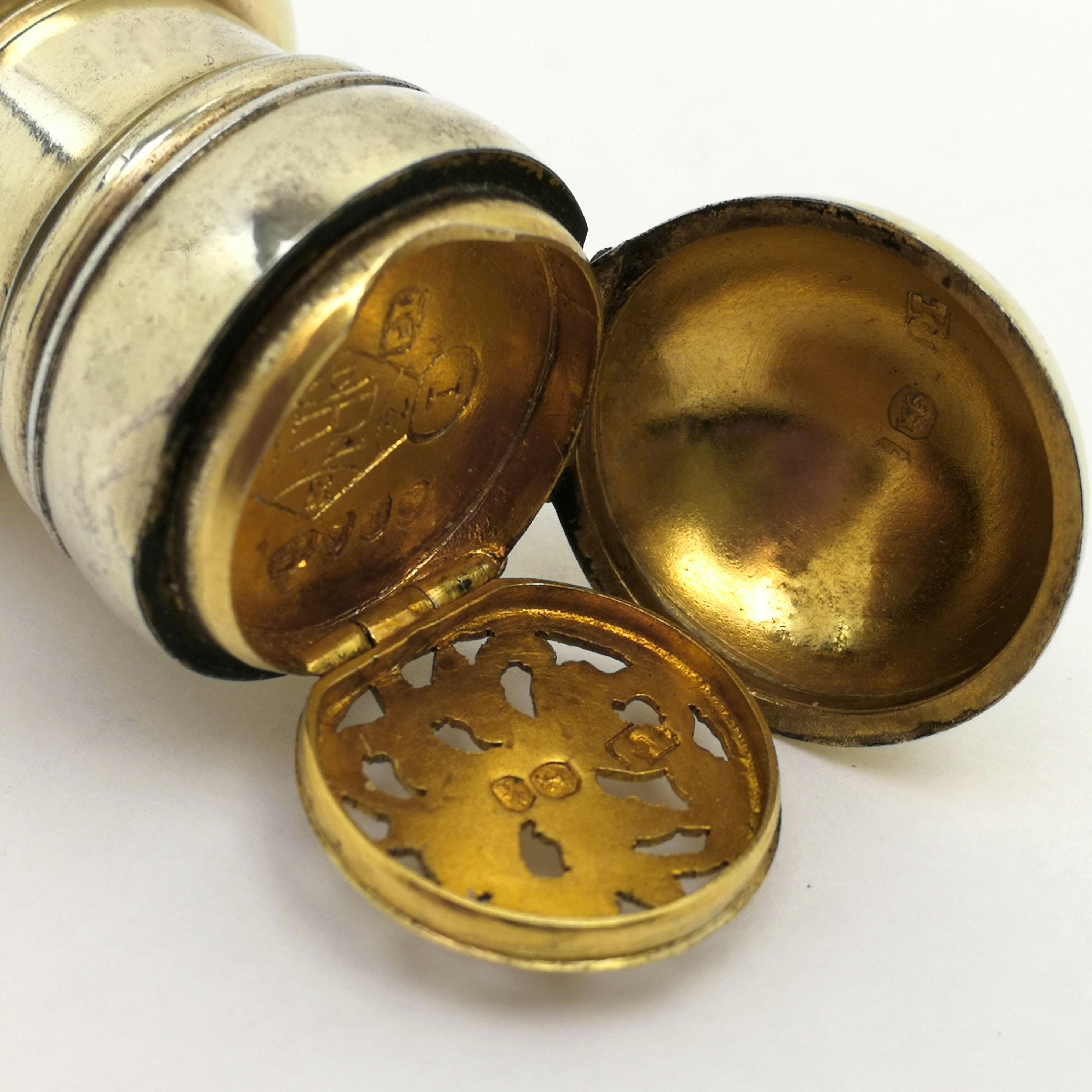 Rare Vinaigrette / Flacon de parfum / Étui / Médaillon en argent sterling de l'époque victorienne 1865 en vente 1