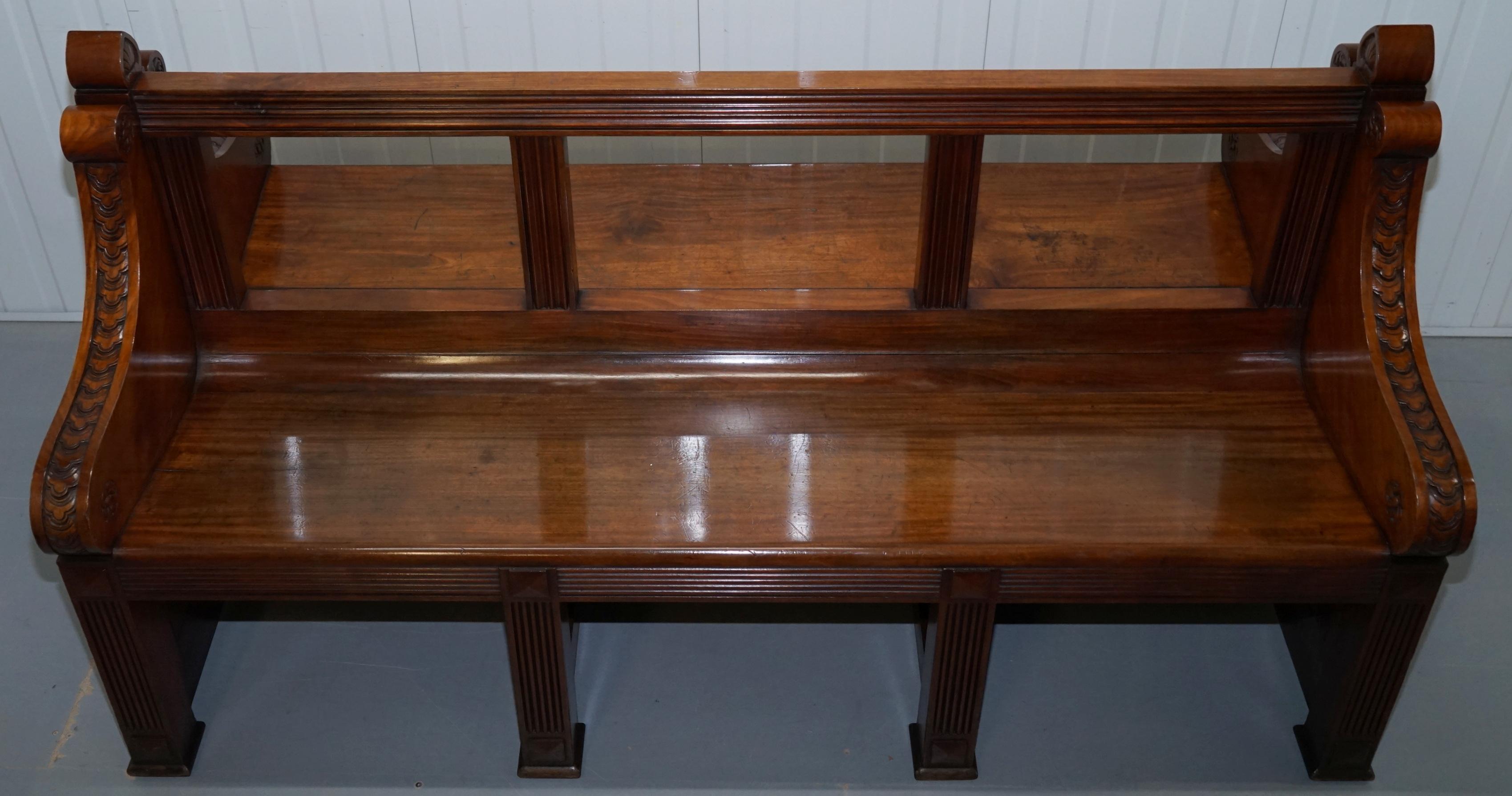 Anglais Rare Victorian Walnut Double Sided Museum Gallery Pew Bench Pugin Gothic Steeple en vente