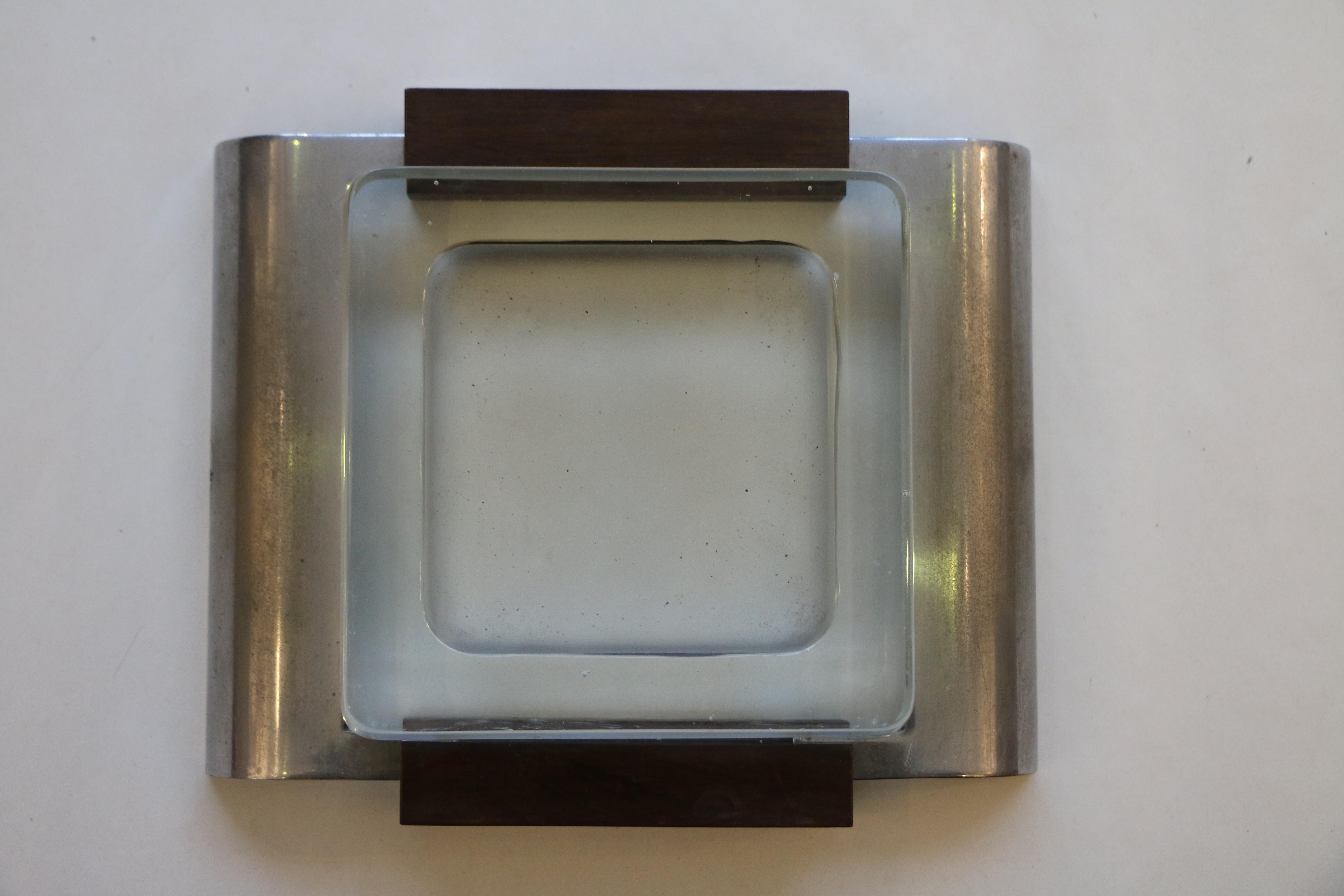 Seltene modernistische Vide-Poche (Pin-Tablett) oder Aschenbecher von Boris Lacroix. Er ist aus vernickeltem Metall, dickem Glas und Holz gefertigt. Sie ist mit dem Stempel der Werkstatt von Boris Lacroix signiert.

Boris Lacroix war einer der