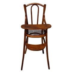 Raro seggiolone per bambini “Bent Oak & Caine” in stile Secessione viennese, realizzato da Thonet