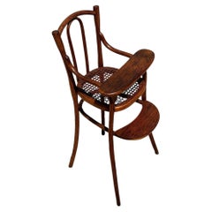 Raro seggiolone per bambini “Bent Oak & Caine” in stile Secessione viennese, realizzato da Thonet