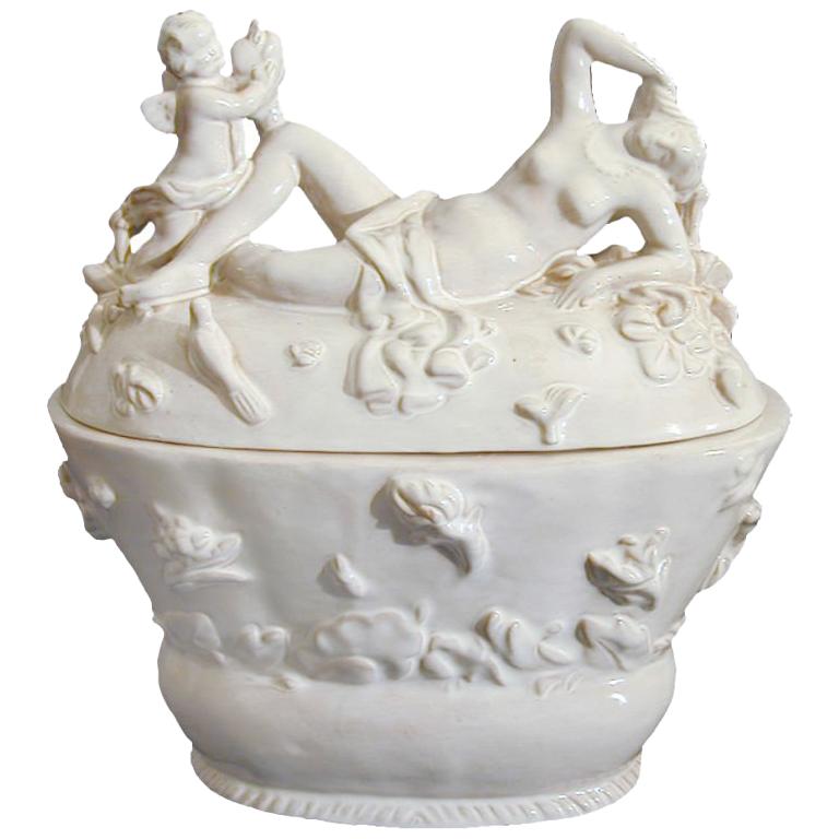 Venere ed Eros, vaso con coperchio in ceramica secessionista di Vienna con nudo femminile di Russ in vendita