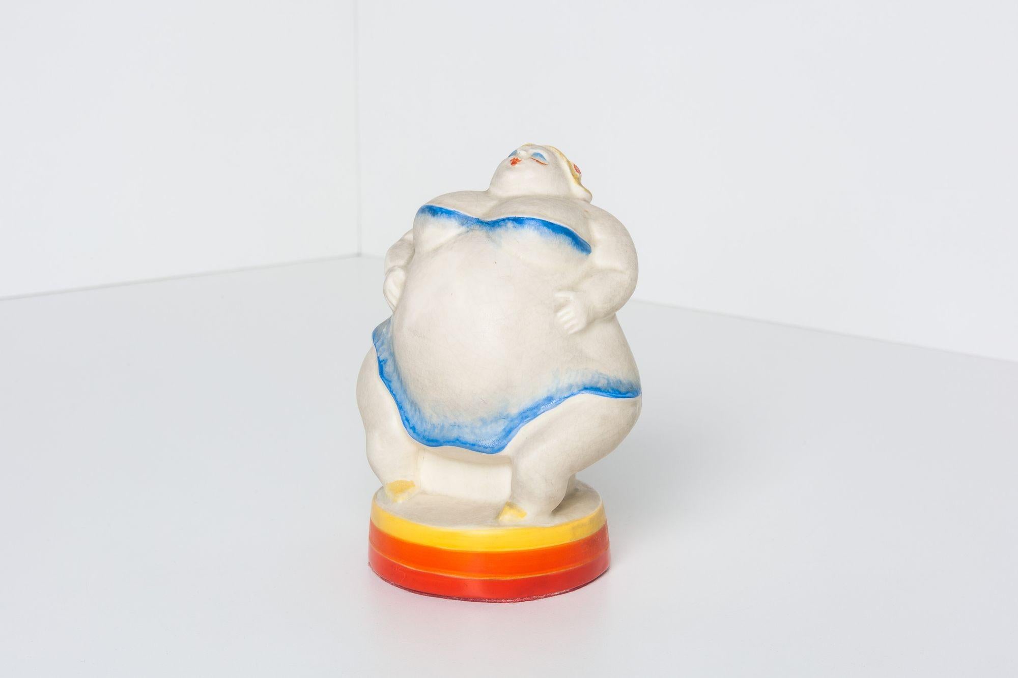 Seltene Viktor Schreckengost Little Nell, glasierte Porzellanfigur mit eingeprägter Herstellermarke auf dem Sockel.
Abmessungen: 5,5