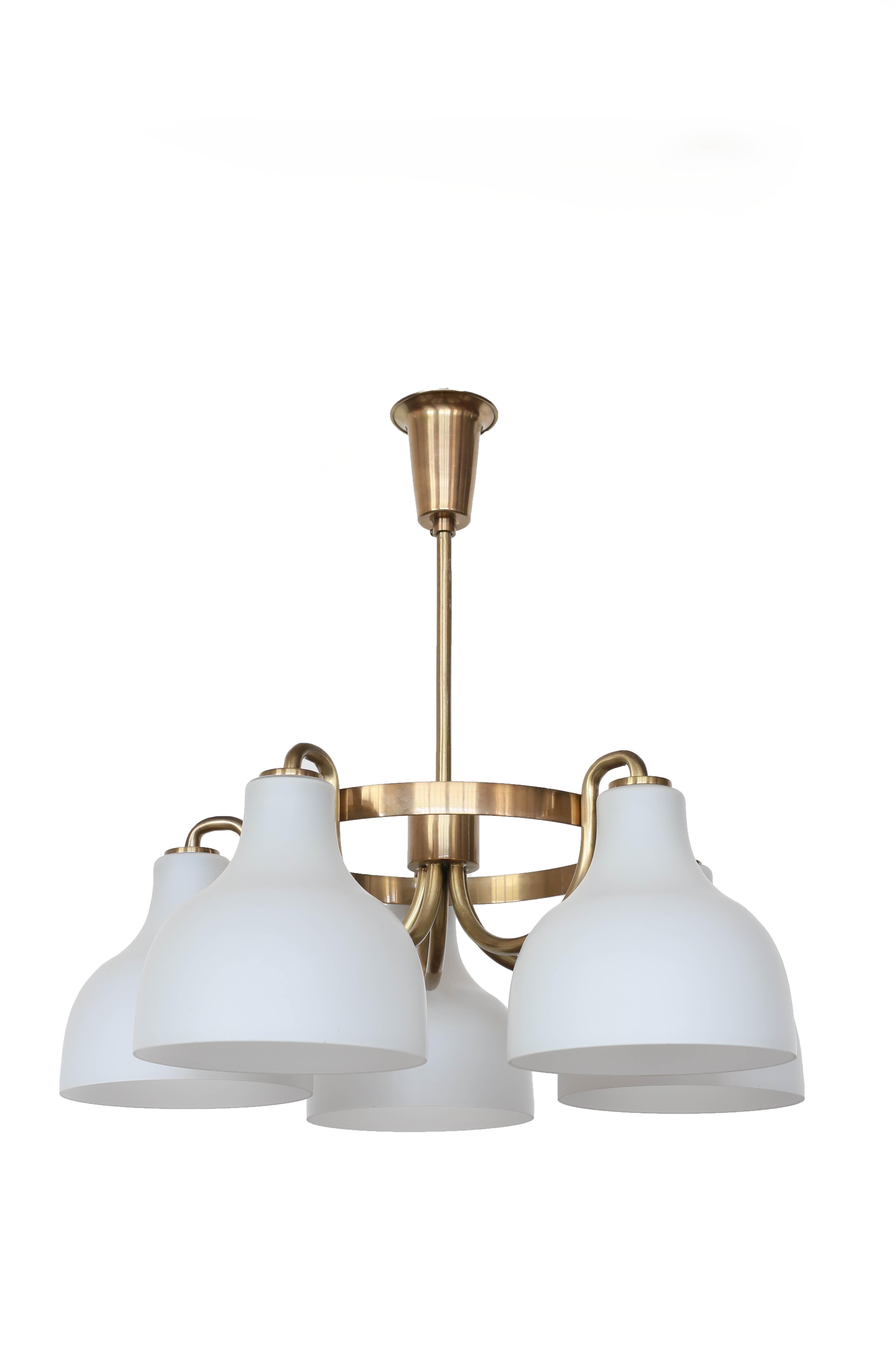 Raro lampadario in ottone di Vilhelm Lauritzen con cinque paralumi in vetro opalino, ciascuno di 19 cm. Disegnato nel 1946 e prodotto negli anni 1940-1950 da Louis Poulsen, in Danimarca. 

Condizioni originali eccellenti. 

Letteratura: Model ill.
