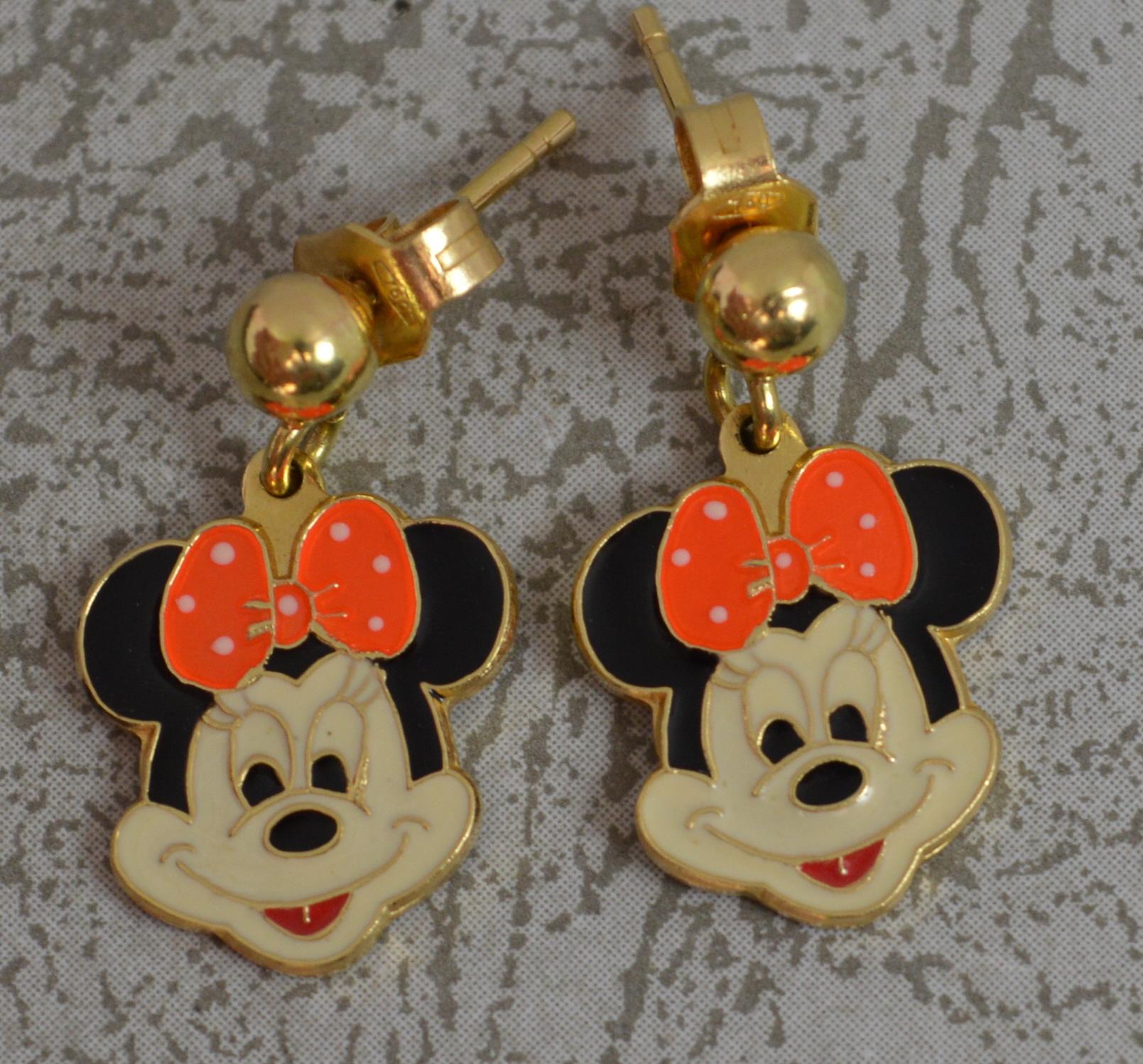 A superb pair of 18ct gold earrings.
Designed as a Minnie Mouse with an enamelled face.
12mm x 13mm head.
CONDITION ; Very good. Crisp design. Issue free. Clean enamelling. Well fitted backs. Please view photographs.
WEIGHT ; 4.2 grams
HALLMARKS ;