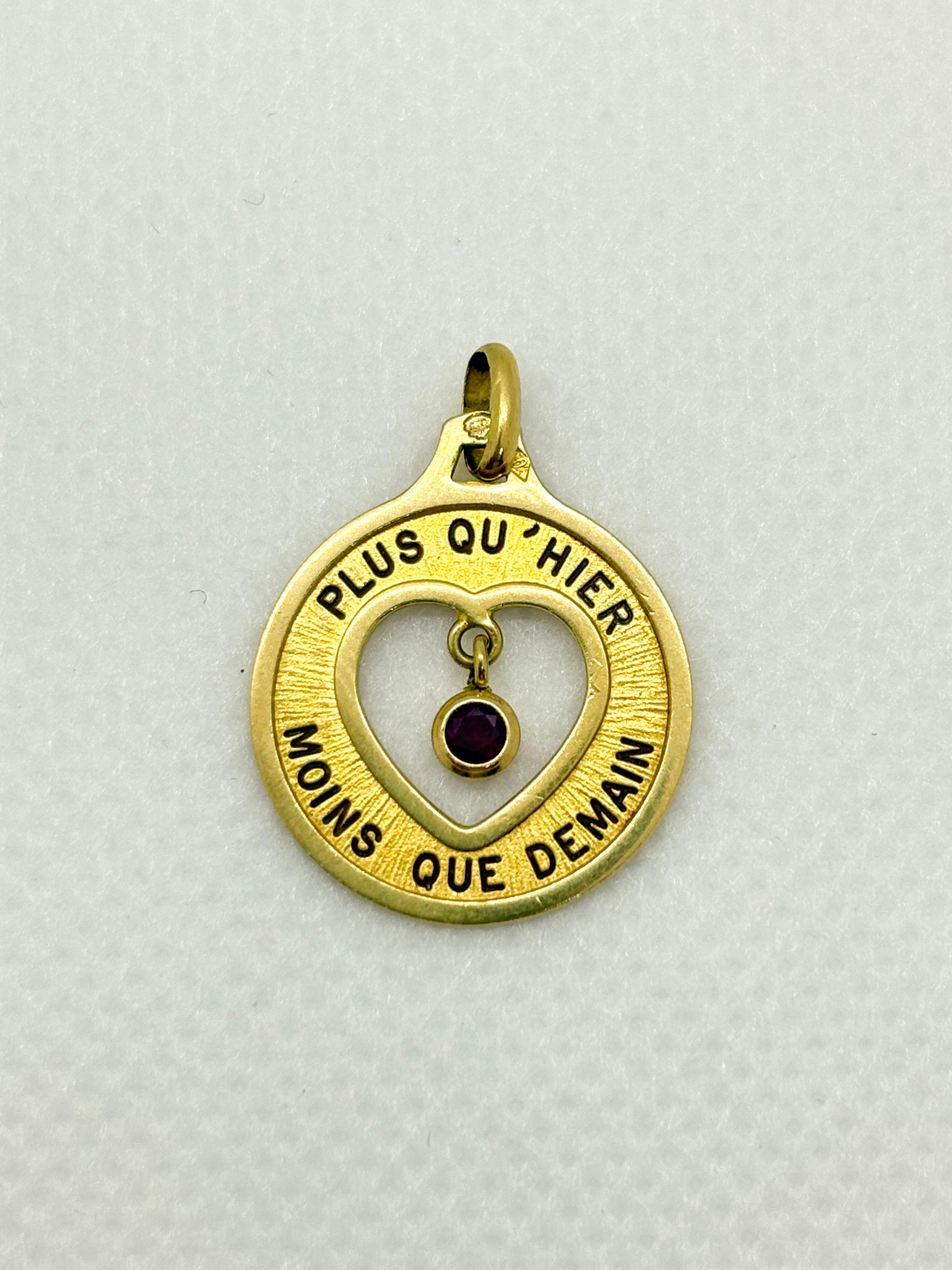 Raro e autentico ciondolo d'epoca in oro giallo 18k firmato Augis, con la celebre iscrizione 