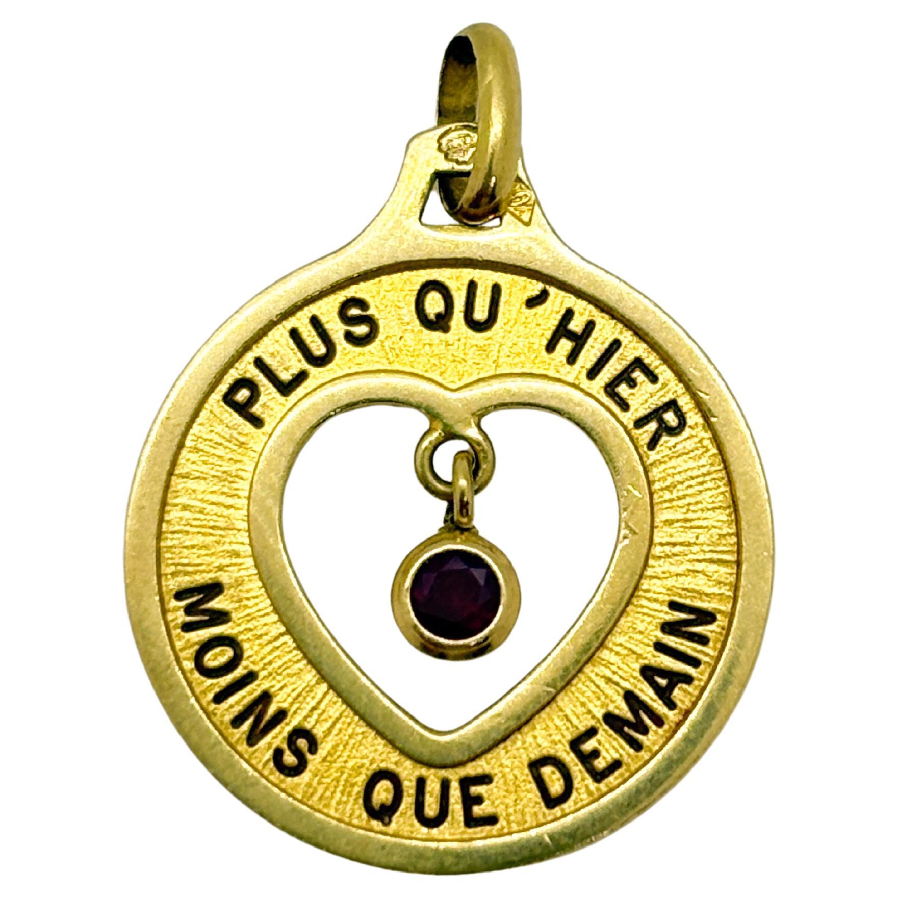 Raro ciondolo d'oro vintage 18k "Plus qu'hier, moins que demain" di A. Augis - Francese in vendita