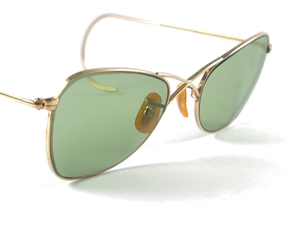 Super spezielle 1940's Vintage Ray Ban Aviator 12K Gold gefüllt Rahmen mit hellgrünen Gläsern.
Die kleinste verfügbare Größe, geeignet für Kinder.  
Dieser Artikel hat Gebrauchsspuren und einige Verfärbungen, bitte studieren Sie die Bilder vor dem