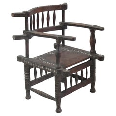 Rare  Chaise à trône Ashanti vintage des années 1950 avec clous en métal