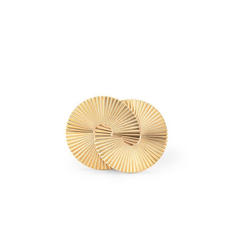 This gorgeous rare Cartier earclips and brooch set is made of 14 carats gold, numbered and signed.
Each Clip and the brooch is signed „Cartier“ and numbered „2975“ (Clips) and „980“ (brooch), stamped 14 KT and PAT.2423905.
The distinct and very