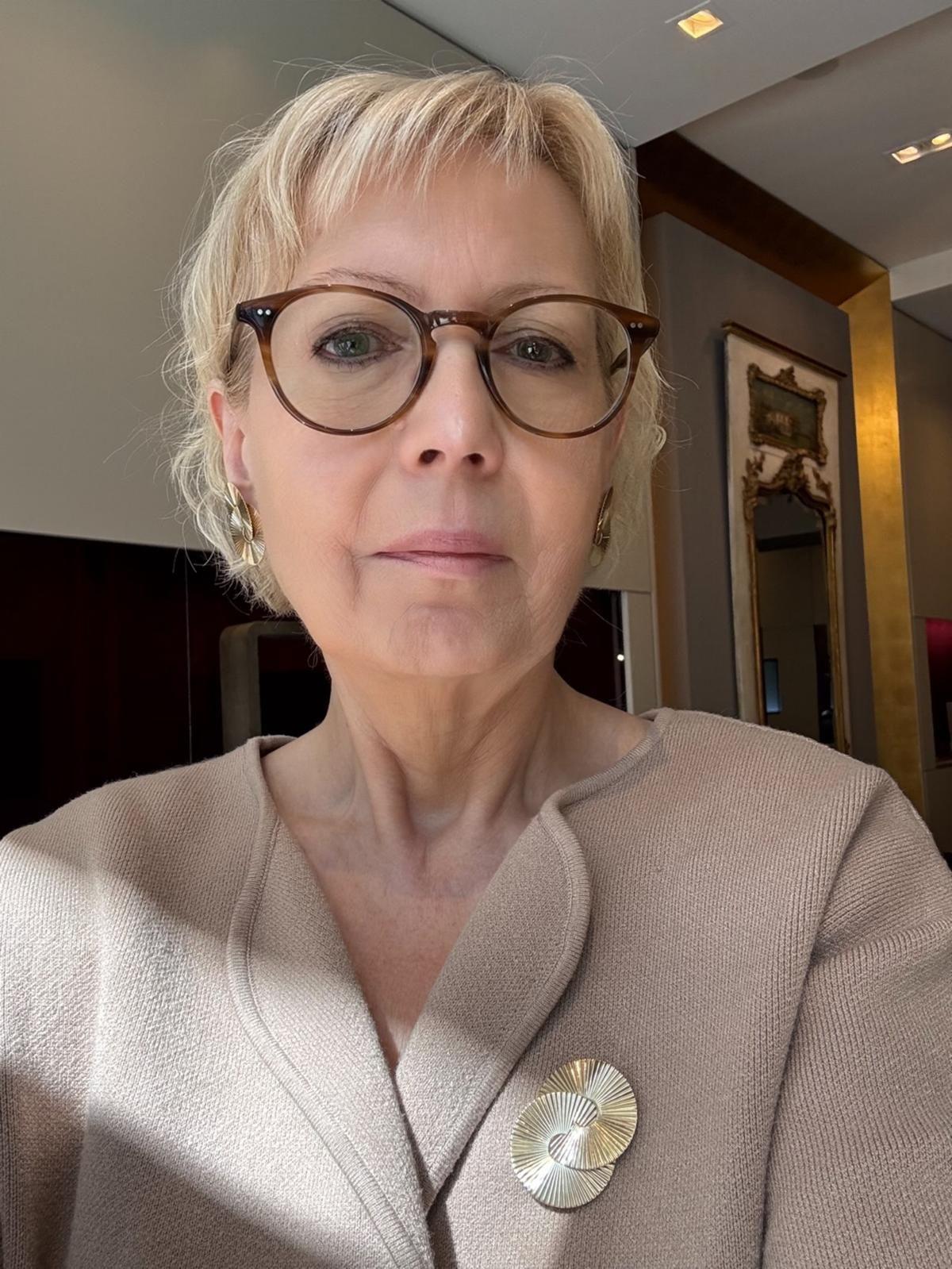 Cartier Rare Vintage 1950’s Gold Earclips and Brooch Set In Good Condition For Sale In Berlin, DE