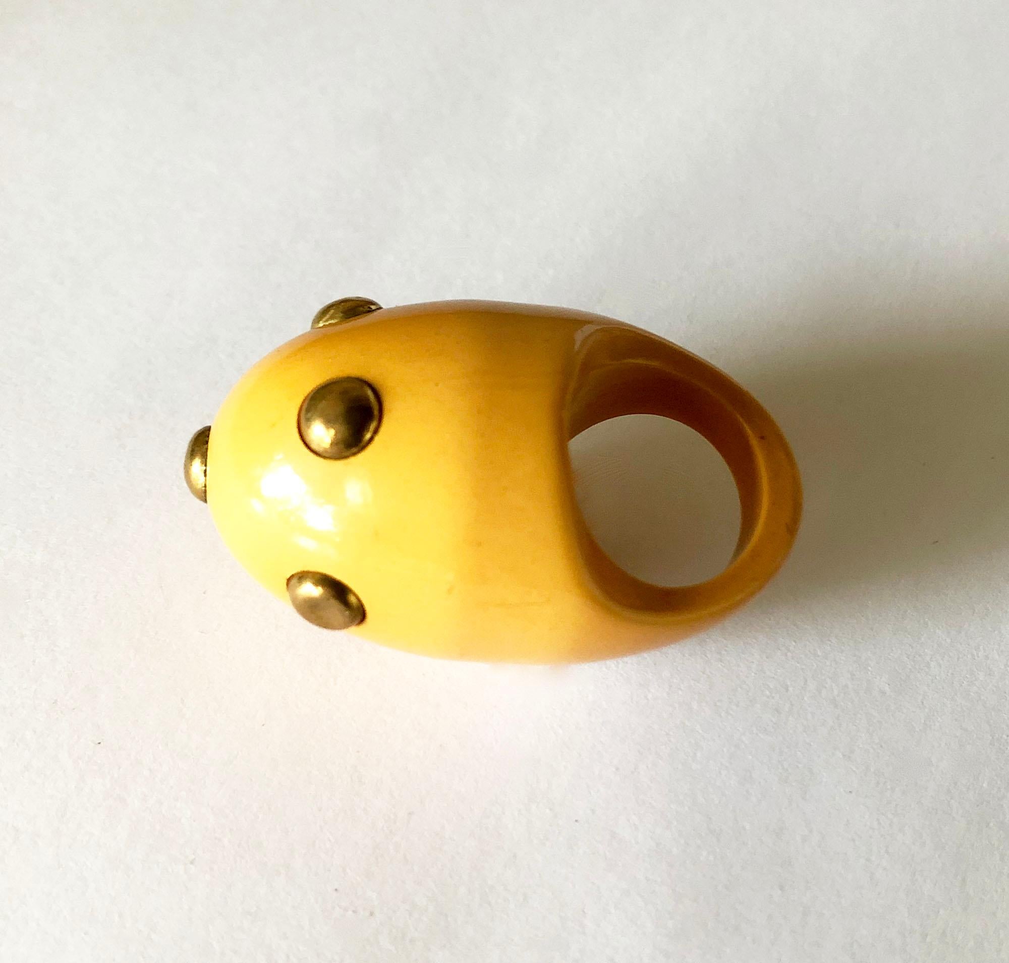 Raro anello vintage anni '60 in bachelite con borchie in ottone di Kenneth Jay Lane, New York.  L'anello misura 6,5 ed è privo di firma. Condizioni vintage molto buone con un'ammaccatura su una borchia.  Ho acquistato questo e altri due che ho