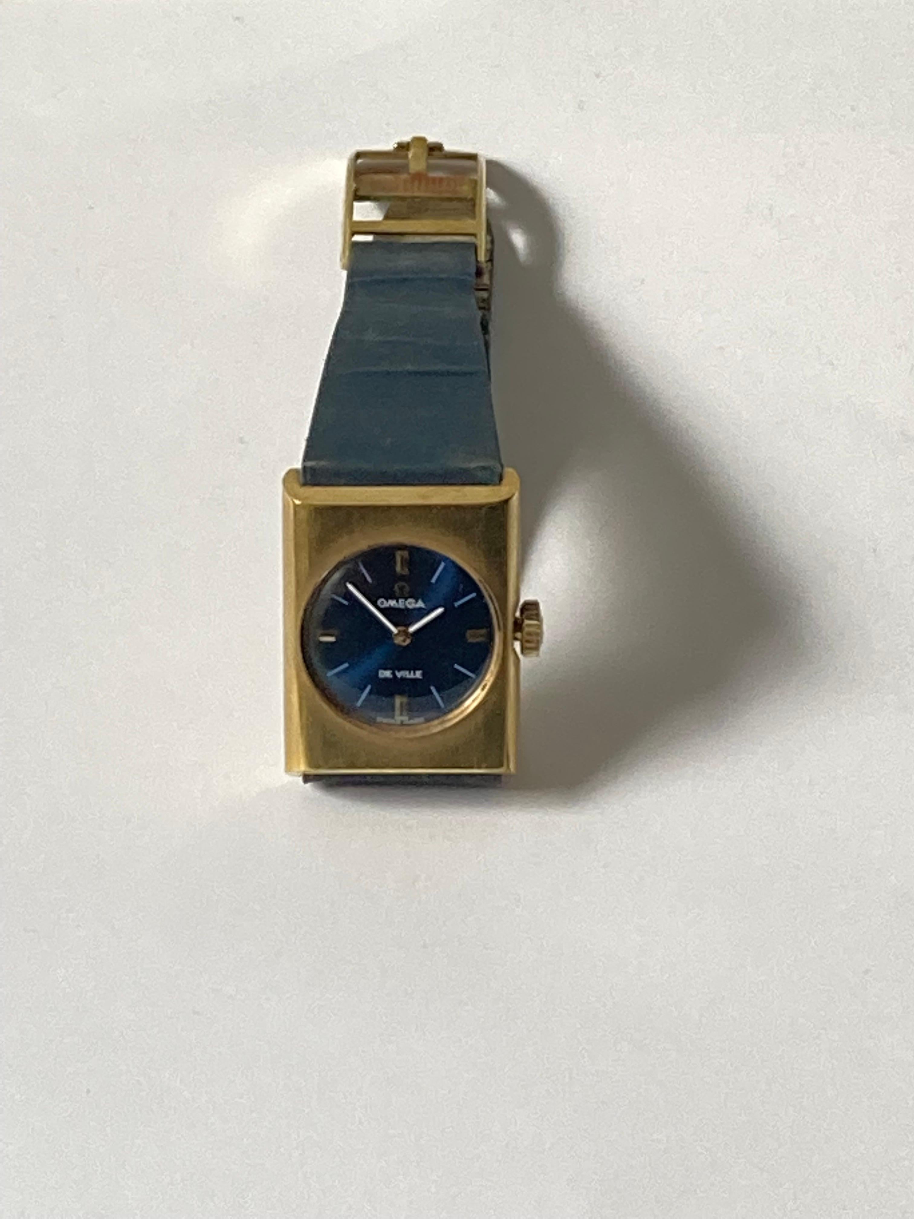1969 Omega De Ville mechanische Uhr, mit tiefblauem Zifferblatt, 18 Karat vergoldetem Gehäuse, Originalarmband und applizierten Indexen in den Himmelsrichtungen 3, 6, 9 und 12.

Die Uhr trägt kein Seamaster-Branding, was ein Hinweis auf das