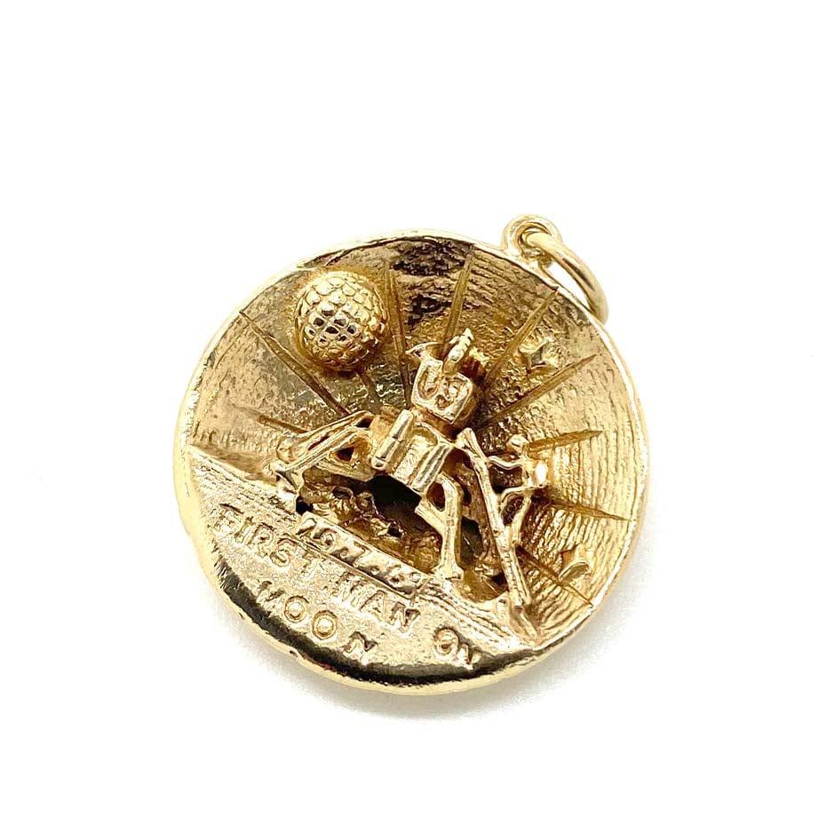 Vintage 1969 charm featuring a depiction of the first man on the moon on the 21st of July 1969. This gold charm is a rare find, it is heavy in weight. Neil Armstrong was the first American astronaut and the first person to walk on the Moon. 

On the