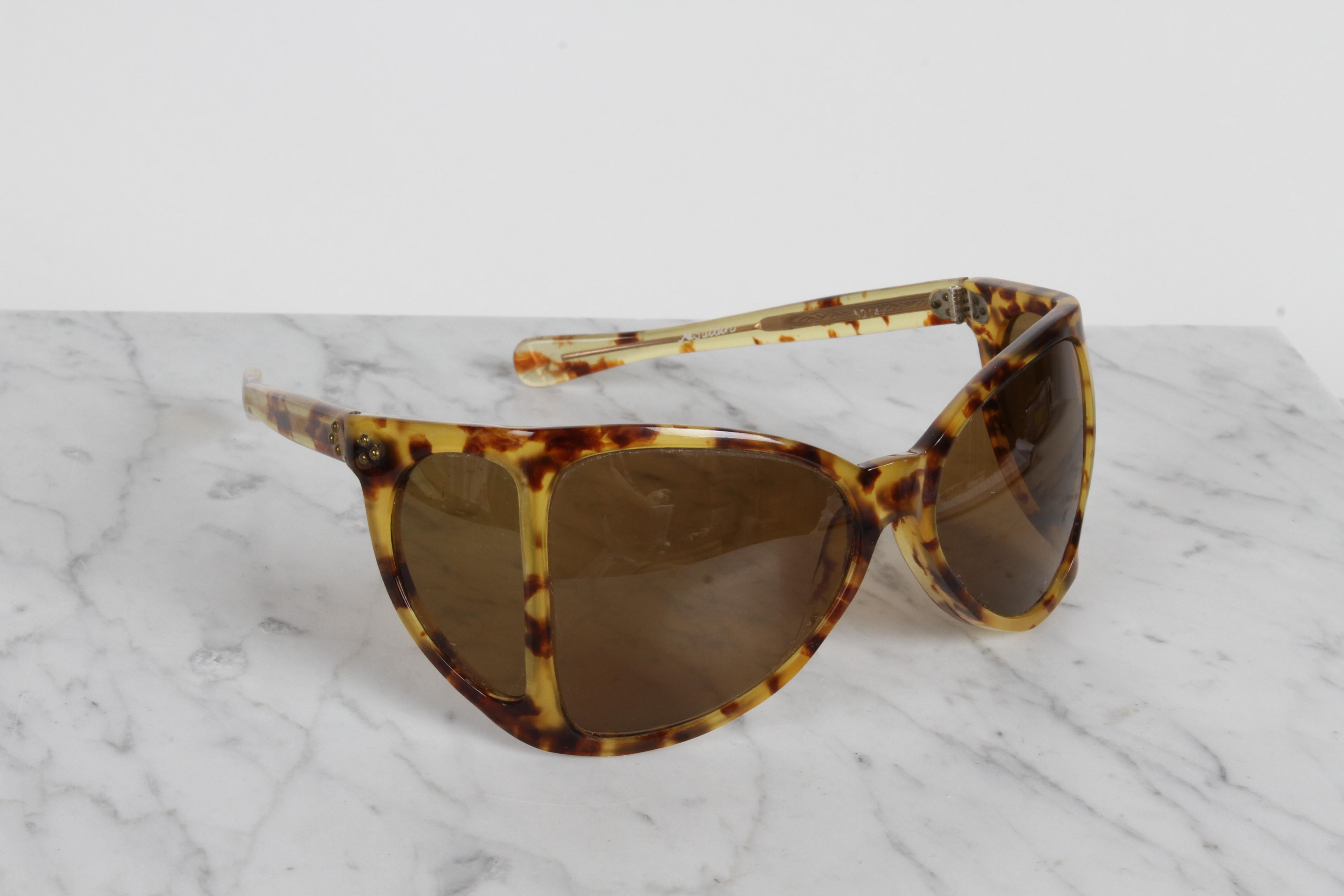 Dies ist ein schönes Paar c. 1970er A. A. Sutain - Frankreich Modell 147 übergroße Schildpatt wickeln mit Bronze Gläser Sonnenbrille 
A. A. Sutain war seiner Zeit immer voraus und ist berühmt für die Kreation der stilvollsten Brillenfassungen der
