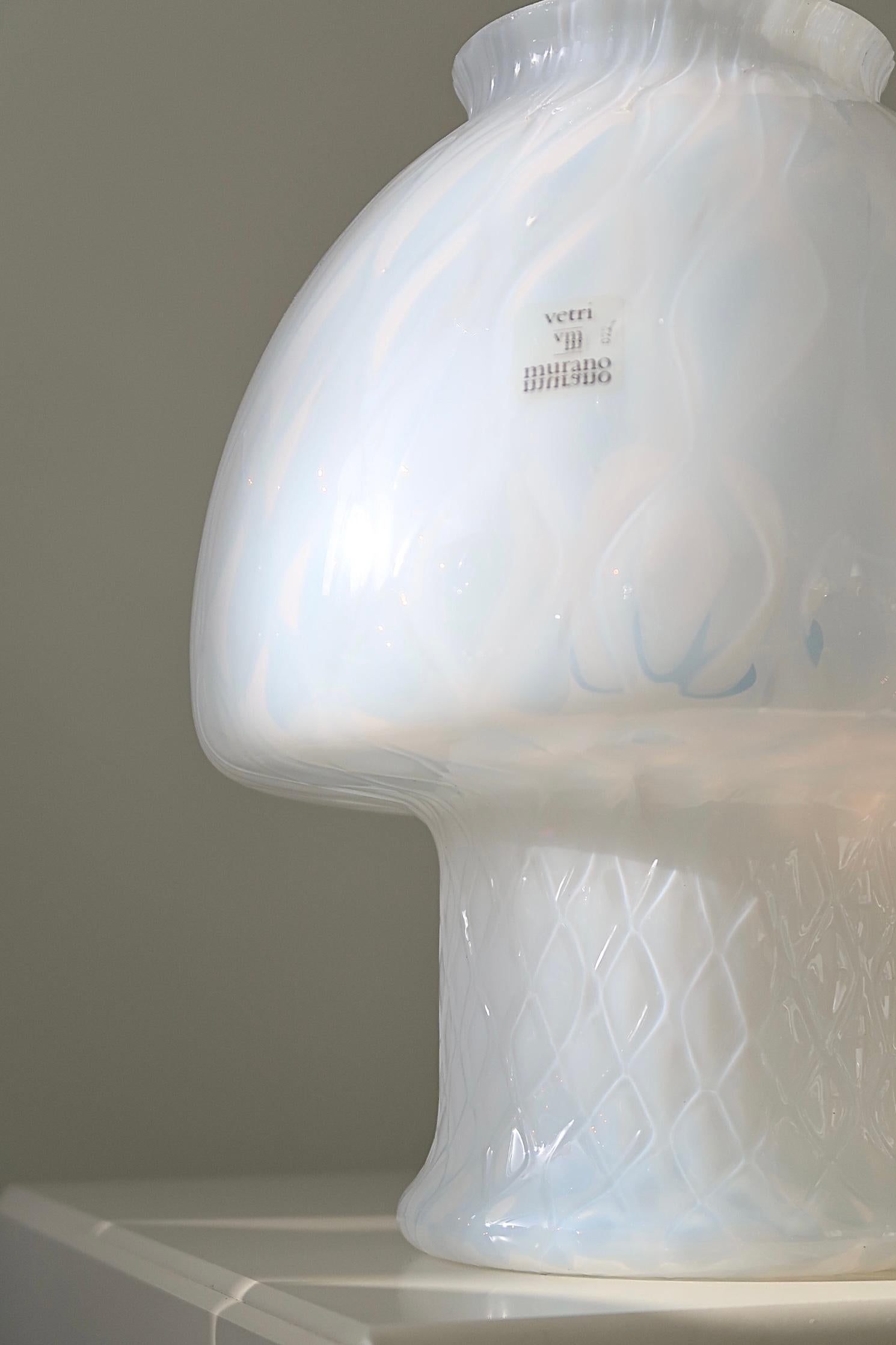 Beautiful and rare Murano Vetri mushroom lamp in medium size. Mouth-blown in iridescent (rainbow) glass. Handmade in Italy, 1970s, has original Murano Vetri label and comes with new white cord.

?H: 28 cm D: 22 cm?.



