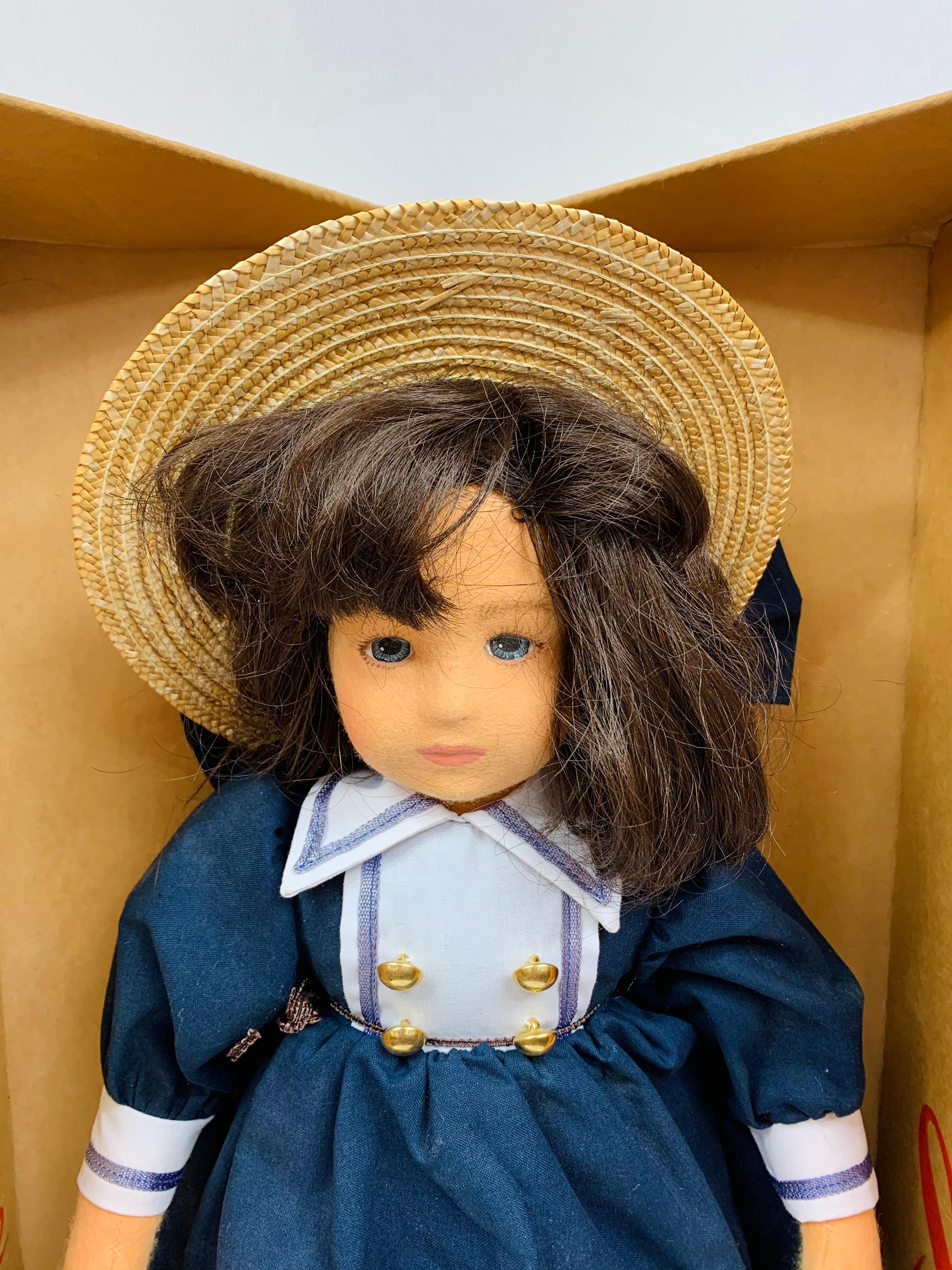 Die Lenci-Puppe ist eine der schönsten Puppen, die je hergestellt wurden. Diese seltene, schöne, originale Lenci Puppe aus den 1980er Jahren. Die Puppe wurde 1996 auf der Nürnberger Spielwarenmesse gekauft und hat noch die Originaletiketten sowie