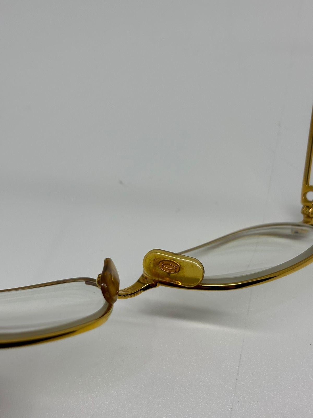 Klassische 22K beschichtete Cartier Panthere Lesebrille. Insgesamt in sehr gutem Vintage-Zustand, mit leichten Abnutzungserscheinungen an der Hardware und leichten Vergilbungen an den Nasenpads. Kommt mit seiner Ledertasche und Ersatz Cartier