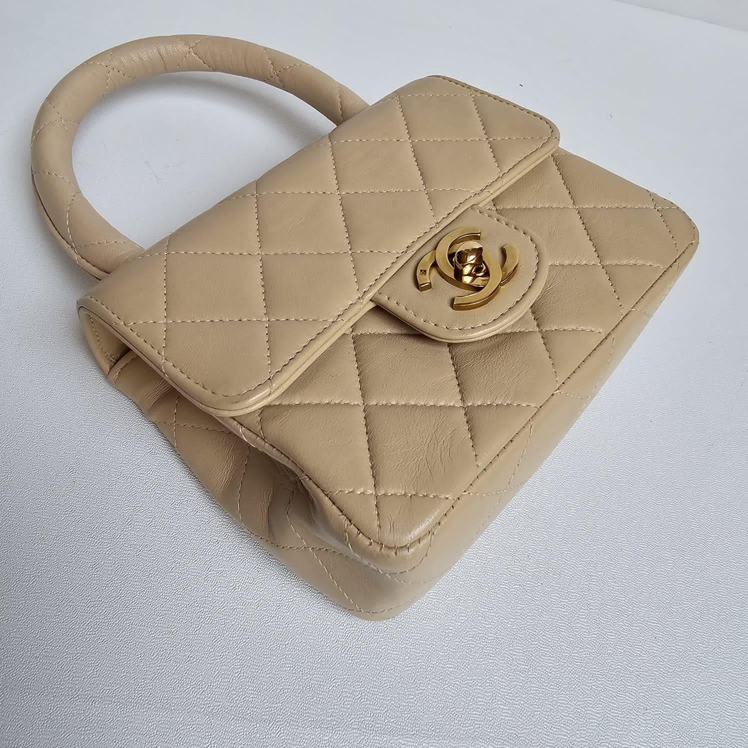 Rare sac double matelassé en cuir d'agneau beige des années 1990 en vente 4