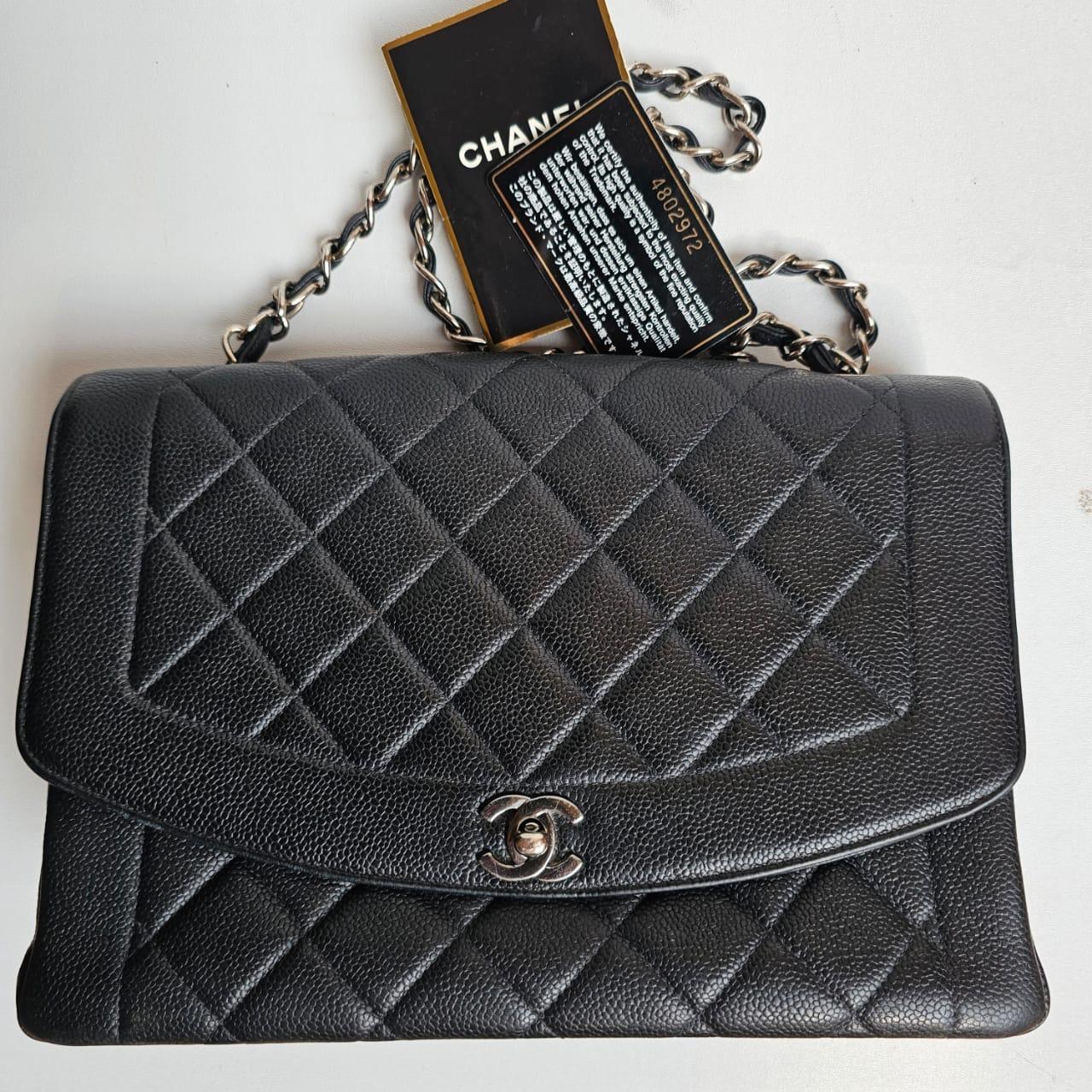 Rare Vintage 1990s Chanel Black Caviar Jumbo Diana Flap Bag In Good Condition For Sale In Jakarta, Daerah Khusus Ibukota Jakarta