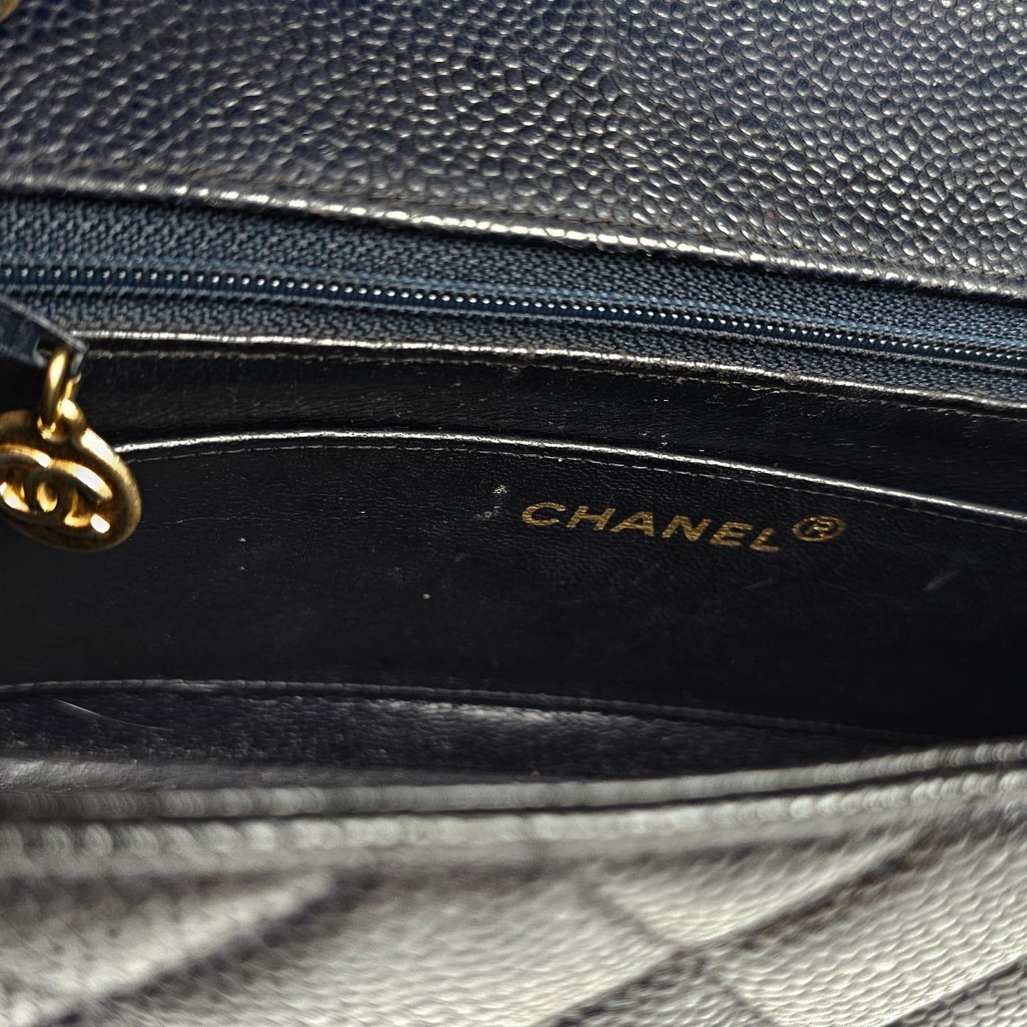 Rare Vintage 1990s Chanel Black Caviar Small Diana Flap Bag im Angebot 7