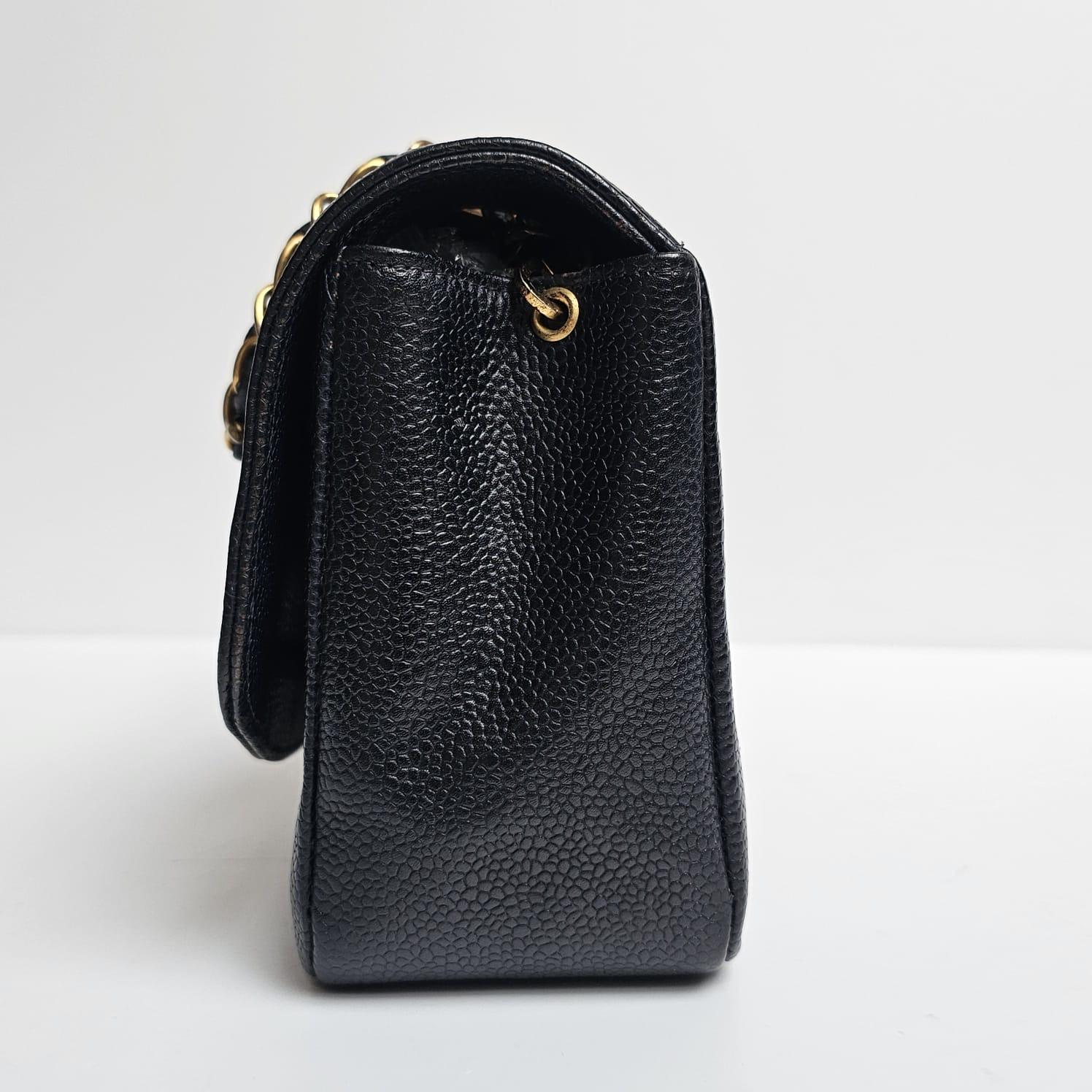 Rare Vintage 1990s Chanel Black Caviar Small Diana Flap Bag im Angebot 3