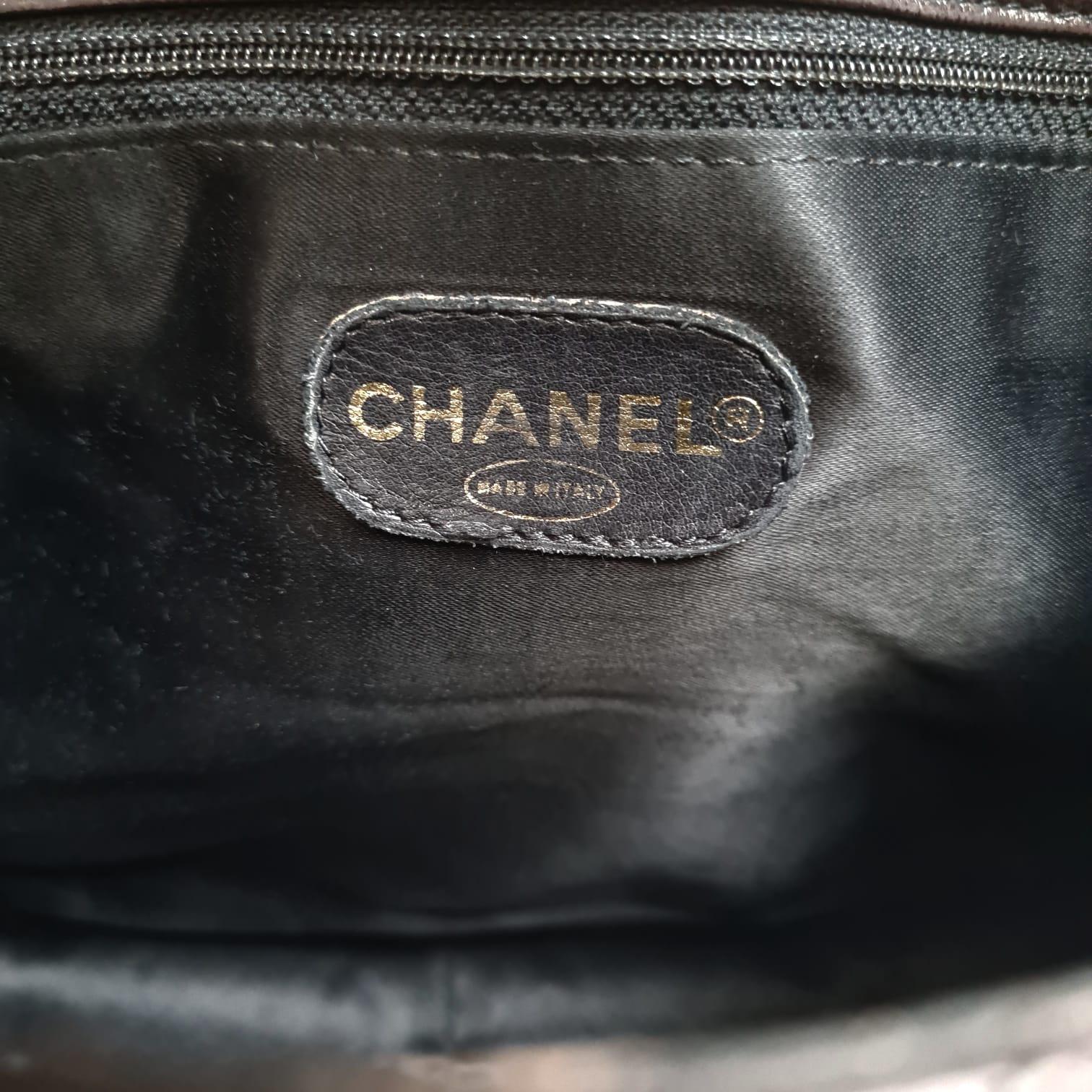 Rare Vintage 1990s Chanel Black Quilted Tortoiseshell Round Flap Bag In Good Condition For Sale In Jakarta, Daerah Khusus Ibukota Jakarta