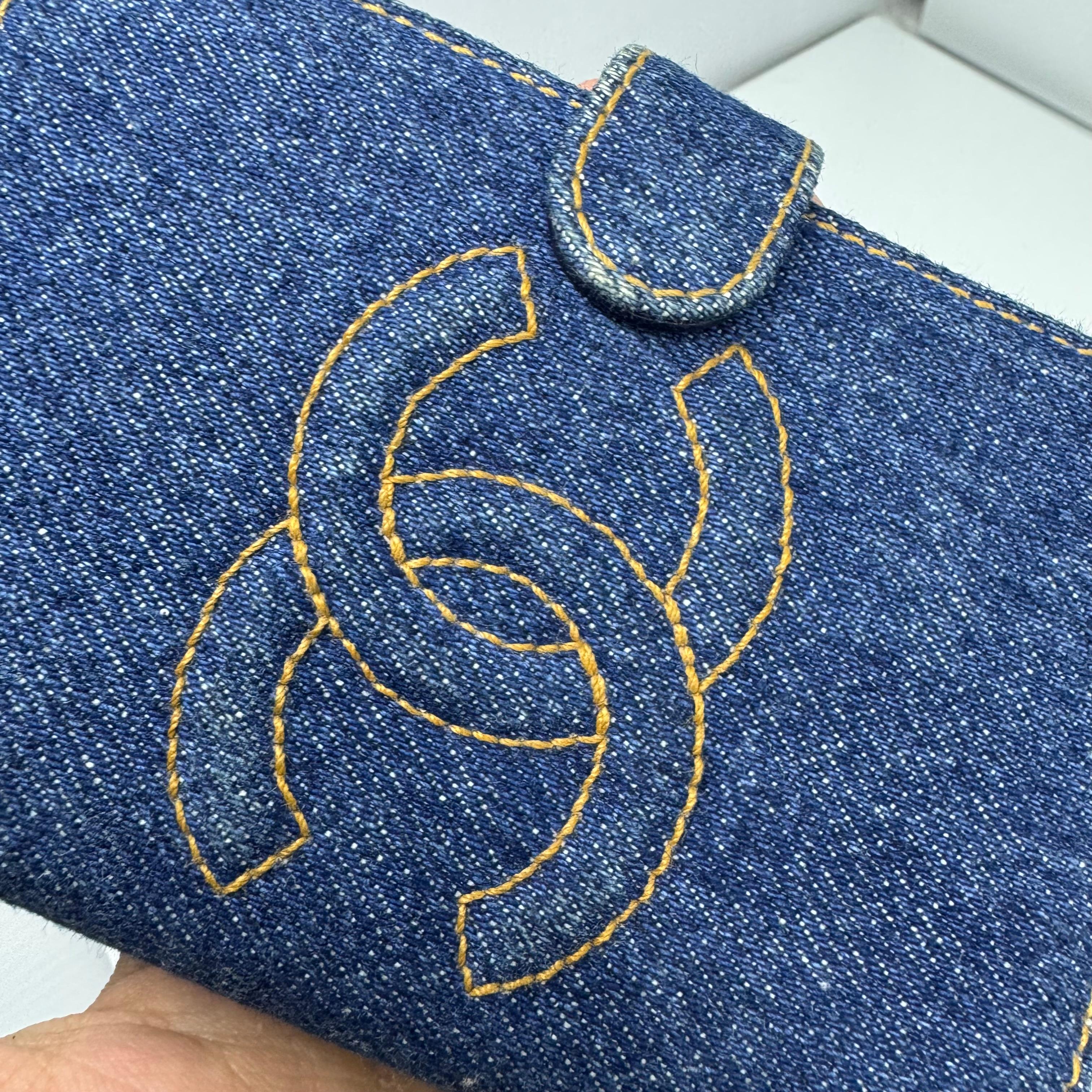 Couverture de carnet vintage Chanel mini agenda en denim bleu. Très bon état général. Doublure en cuir d'agneau, légères éraflures. Série n°4. Holo encore intact. Livré en l'état.