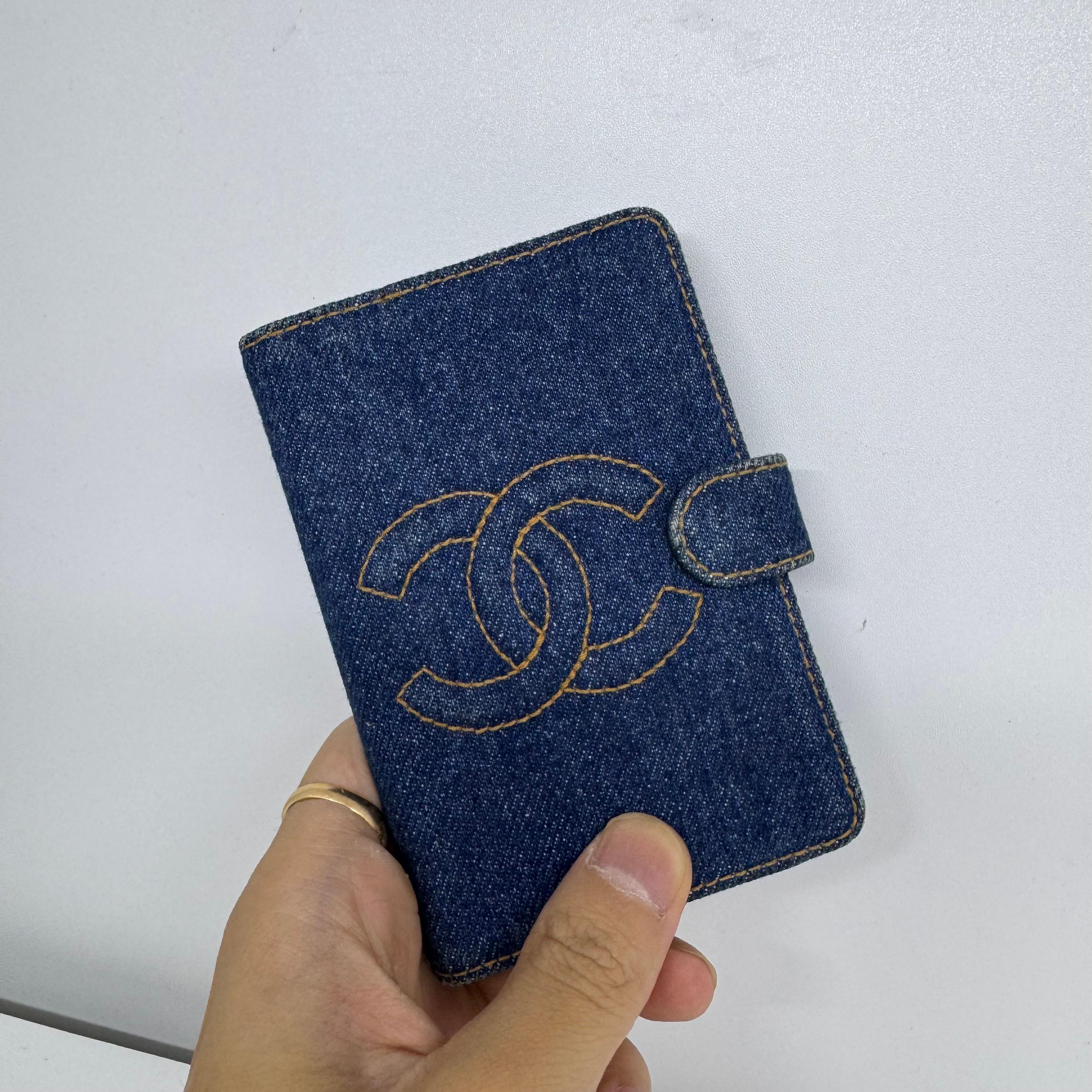 Noir Mini Agenda vintage Chanel bleue matelassée CC des années 1990 en vente