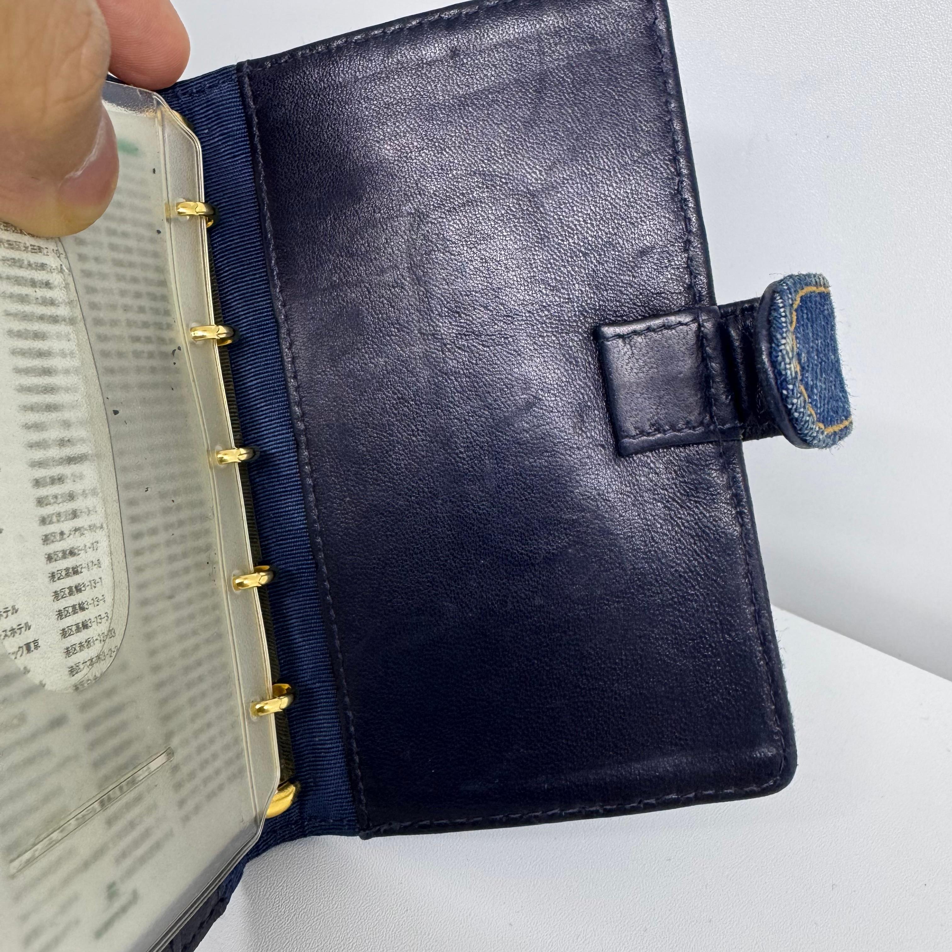 Mini Agenda vintage Chanel bleue matelassée CC des années 1990 Unisexe en vente