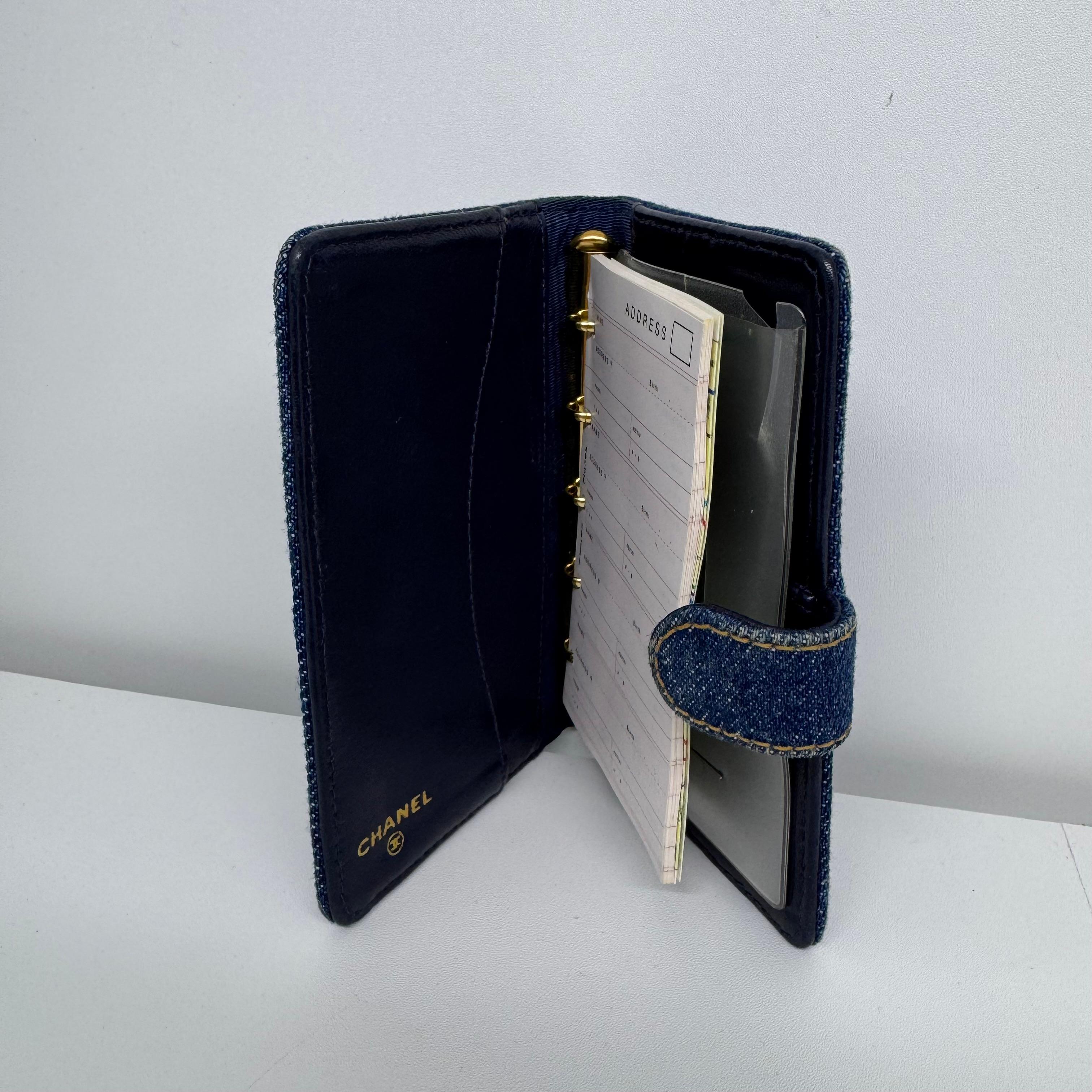 Mini Agenda vintage Chanel bleue matelassée CC des années 1990 en vente 1