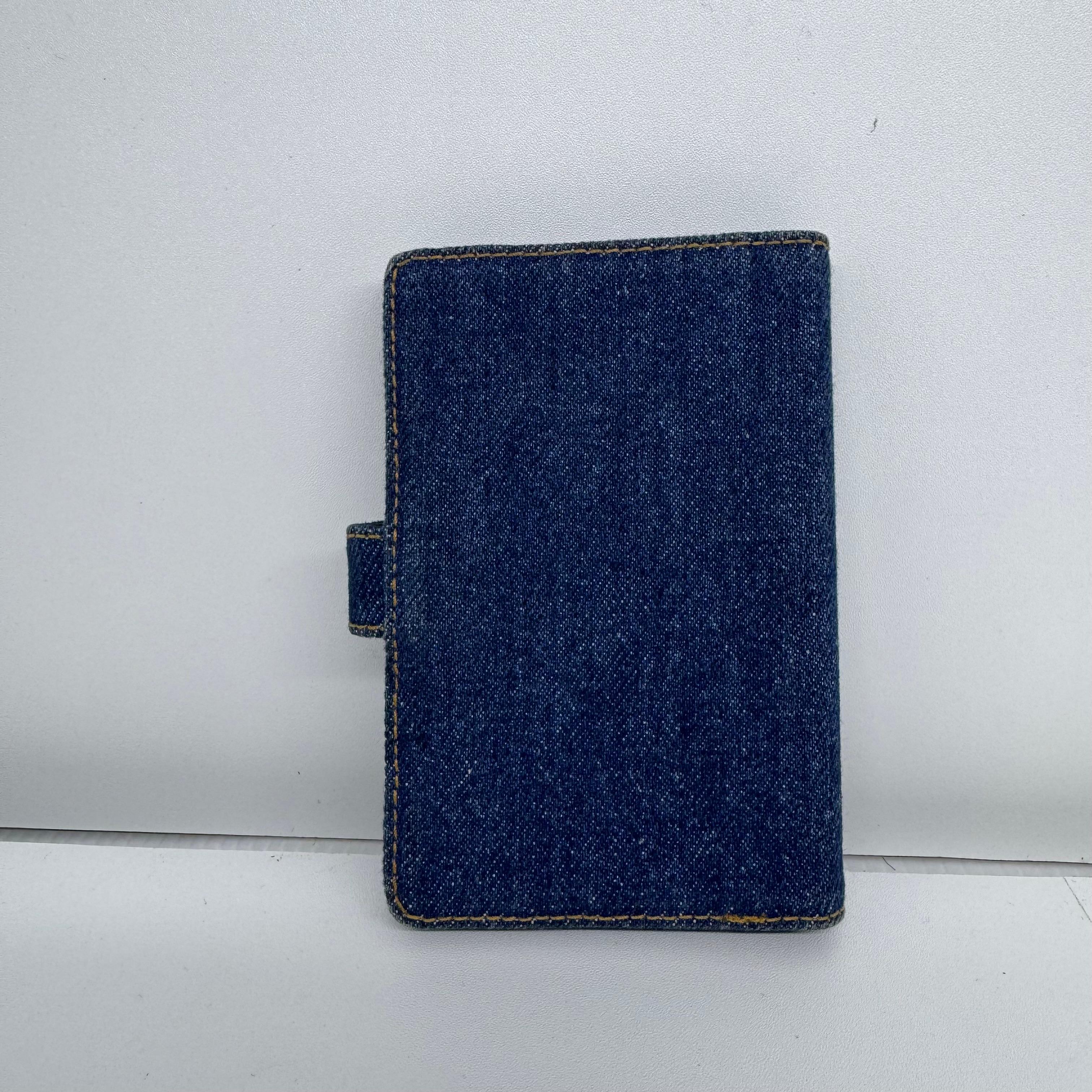 Mini Agenda vintage Chanel bleue matelassée CC des années 1990 en vente 3