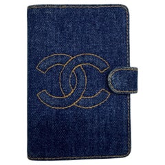 Mini Agenda vintage Chanel bleue matelassée CC des années 1990