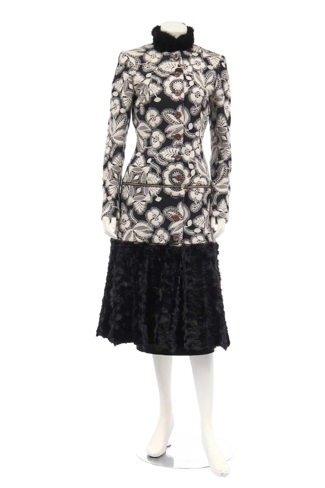 Manteau rare et saisissant de la collection Pre-Fall 2003 de McQueen, réalisé en tissu noir entièrement brodé de fleurs à la main. Ce modèle est doté d'un col et d'un ourlet en fourrure qui rehaussent l'aspect dramatique de la silhouette cintrée,