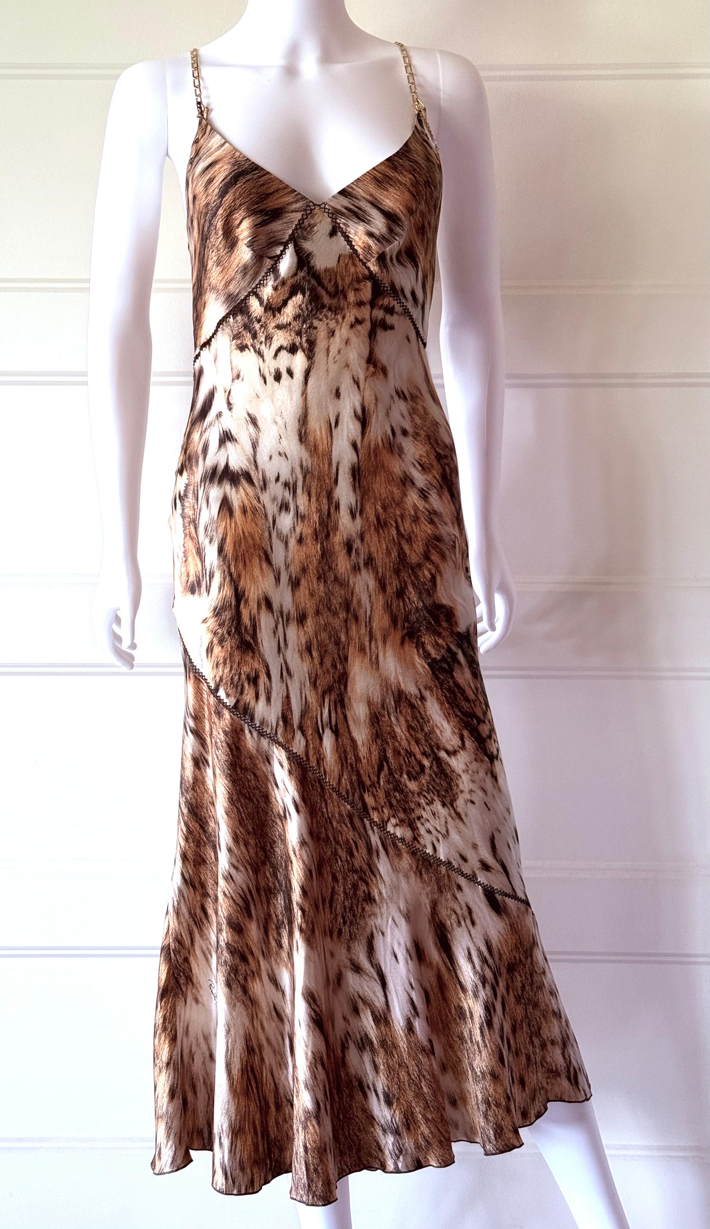 Un pezzo da collezione dei primi anni 2000, questo abito vintage di Roberto Cavalli, risalente al 2003, cattura il glamour afoso dell'epoca con la sensualità tipica di Cavalli.
Tagliato in sbieco per un bellissimo drappeggio e un contorno naturale,