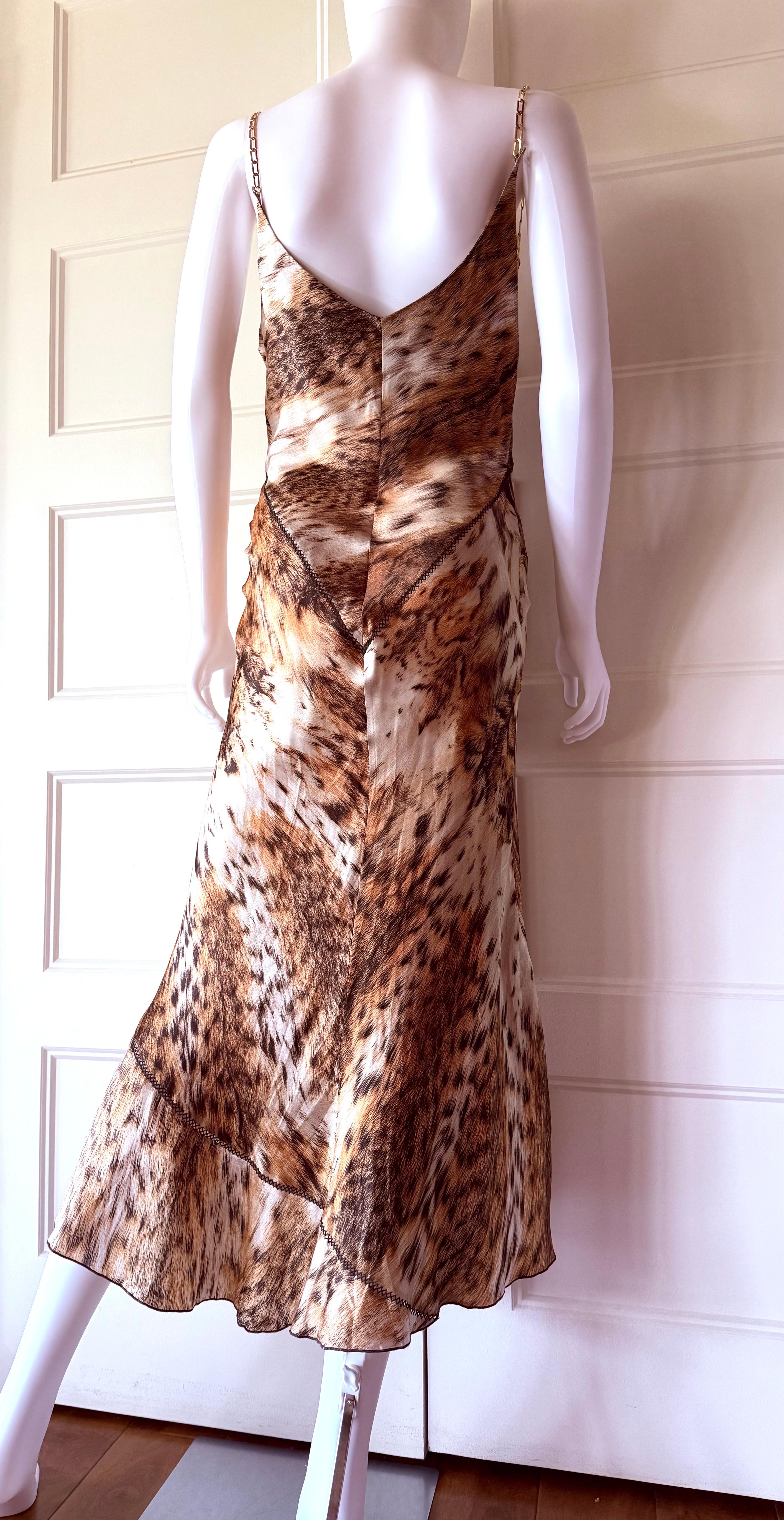 ROBERTO CAVALLI Vestito vintage del 2003 in seta con stampa leopardo e spalline a catena d'oro con charme in vendita 1