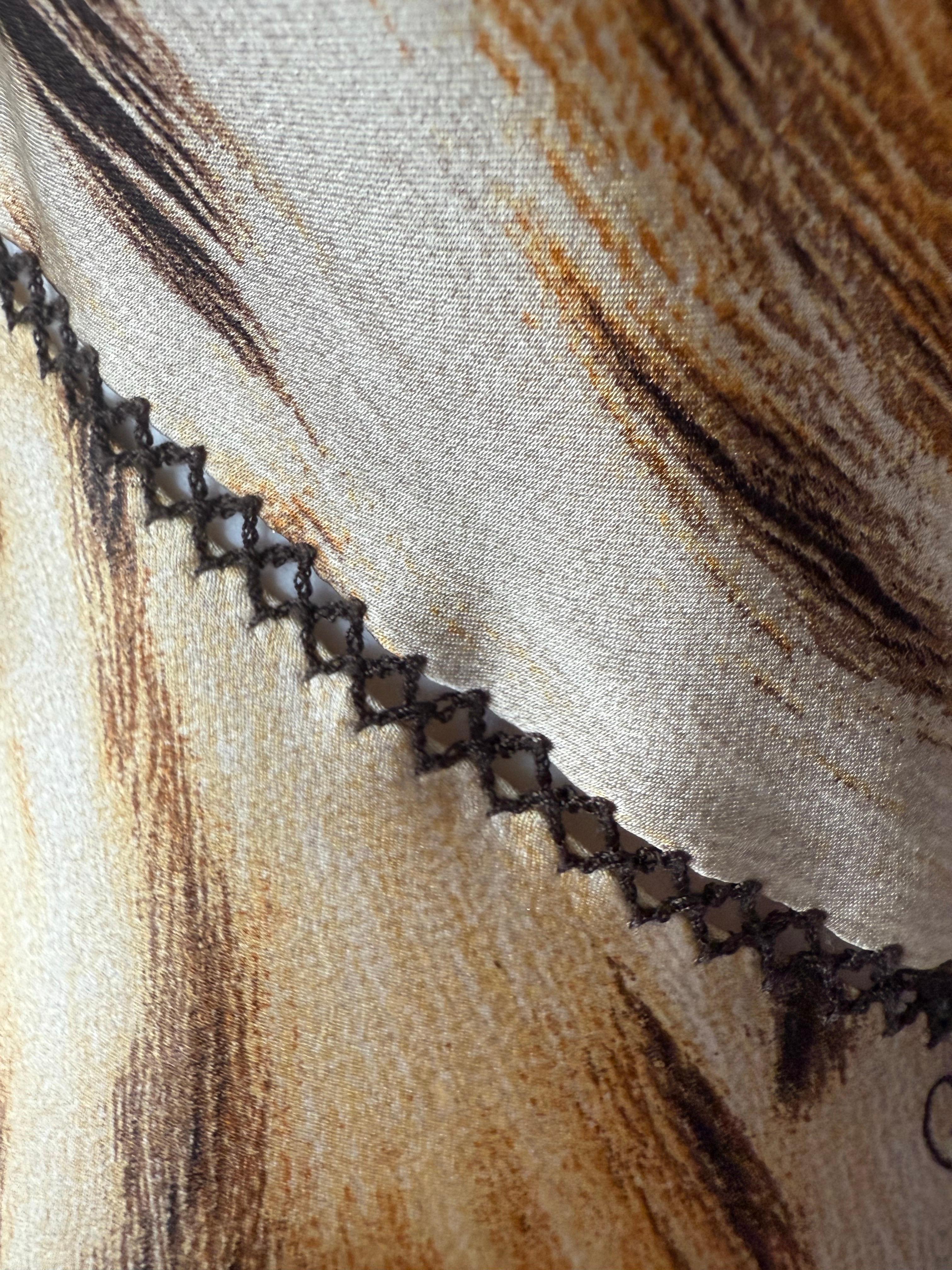 ROBERTO CAVALLI Vestito vintage del 2003 in seta con stampa leopardo e spalline a catena d'oro con charme in vendita 4